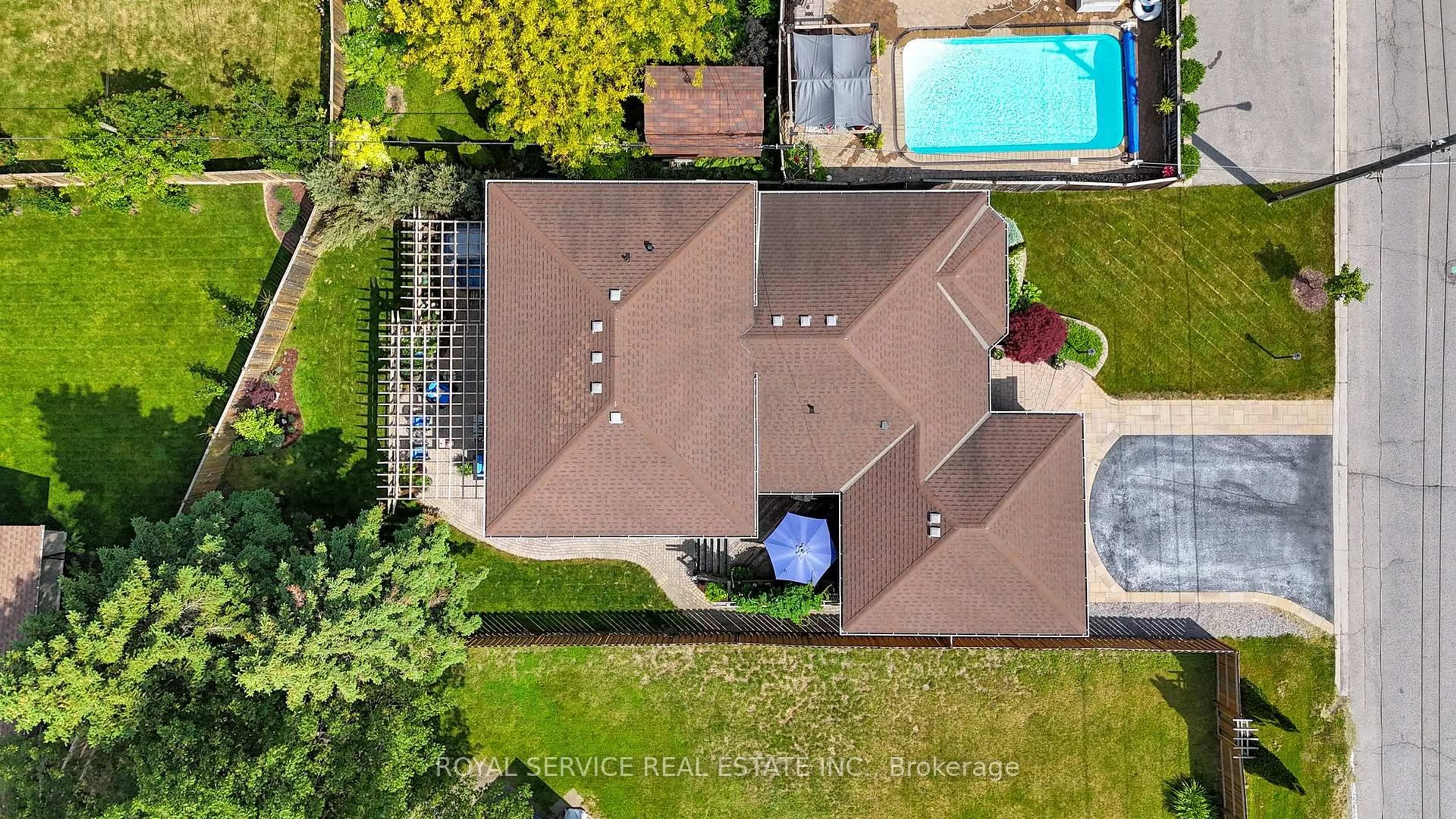 A pic from outside/outdoor area/front of a property/back of a property/a pic from drone, unknown for 88 Simpson Ave, Clarington Ontario L1C 2J1