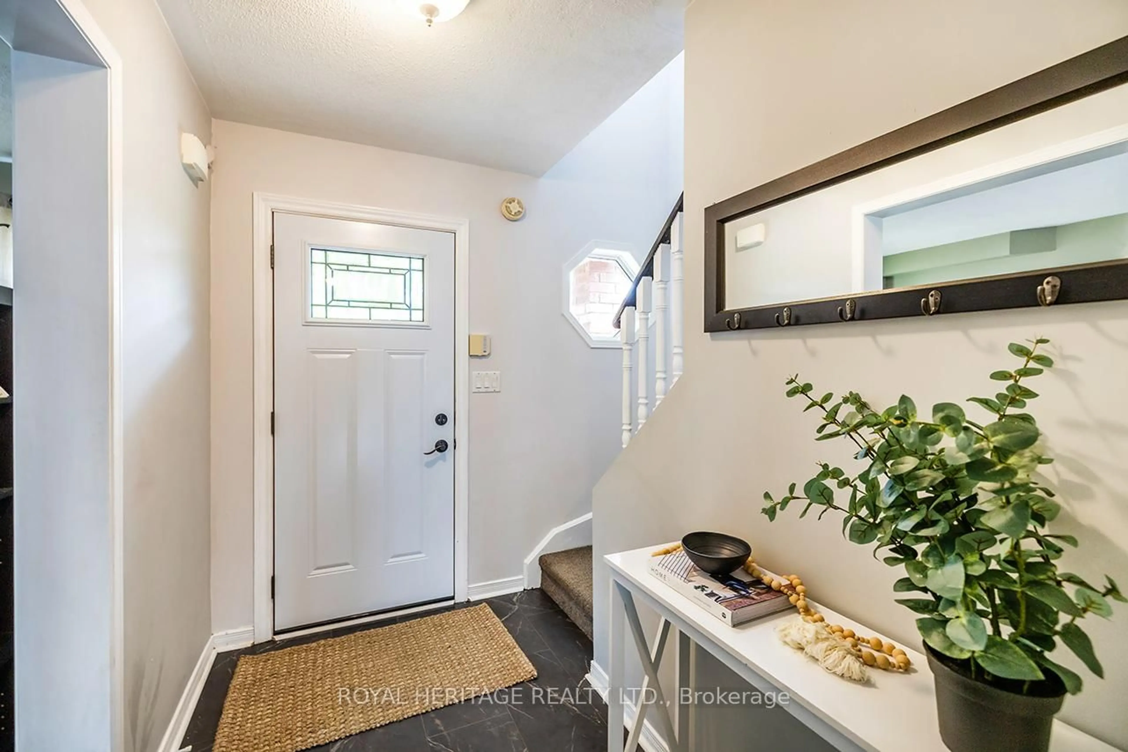 Indoor entryway for 15 Merryfield Crt, Clarington Ontario L1C 4L2