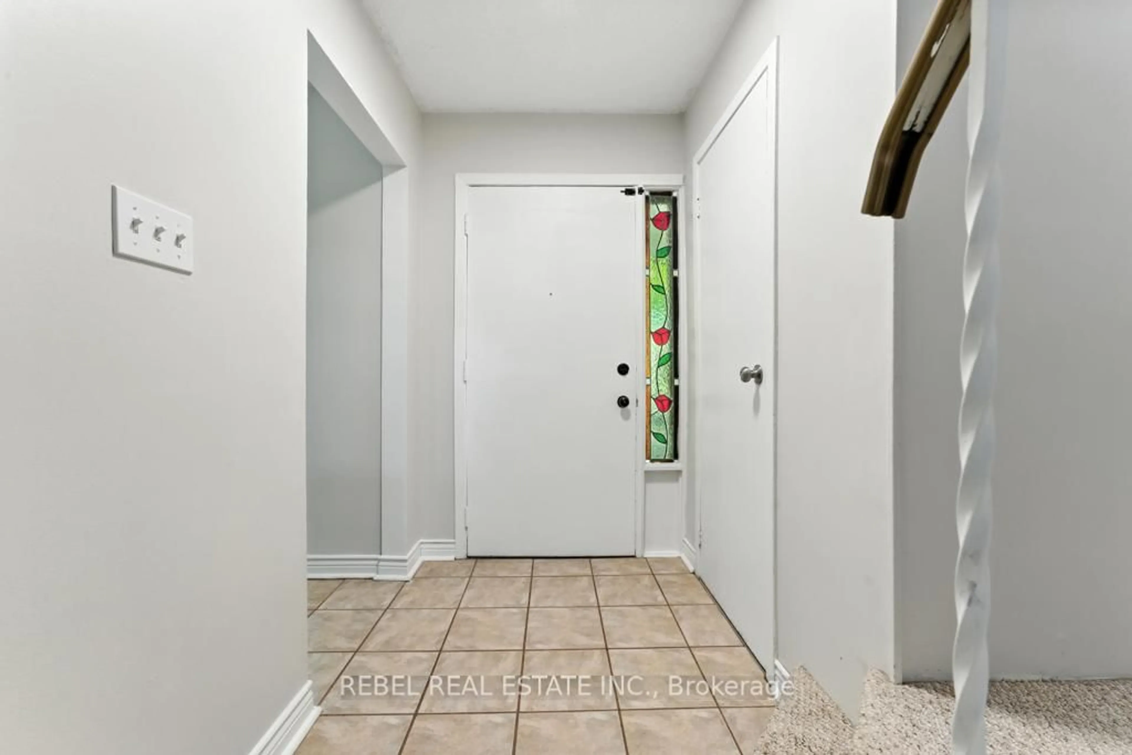 Indoor entryway for 315 Rondeau Crt, Oshawa Ontario L1J 6N4