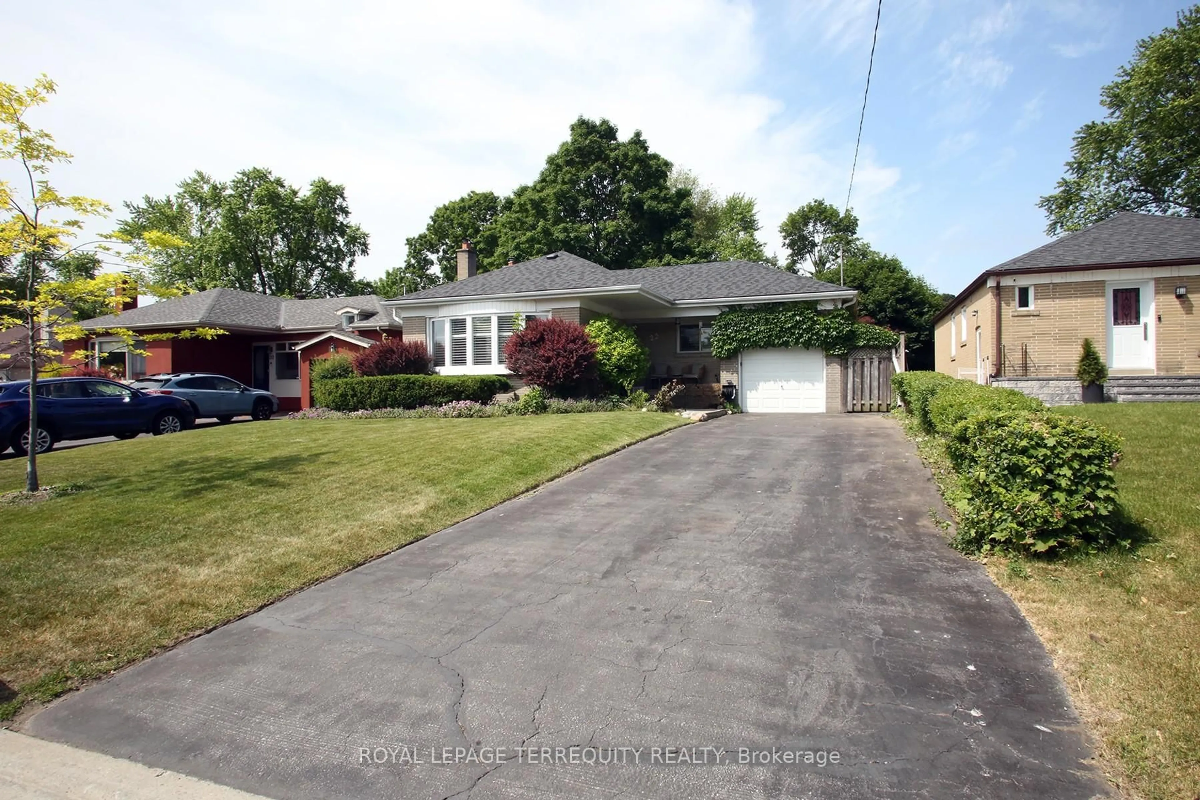 A pic from outside/outdoor area/front of a property/back of a property/a pic from drone, street for 22 Shilton Rd, Toronto Ontario M1S 2J6