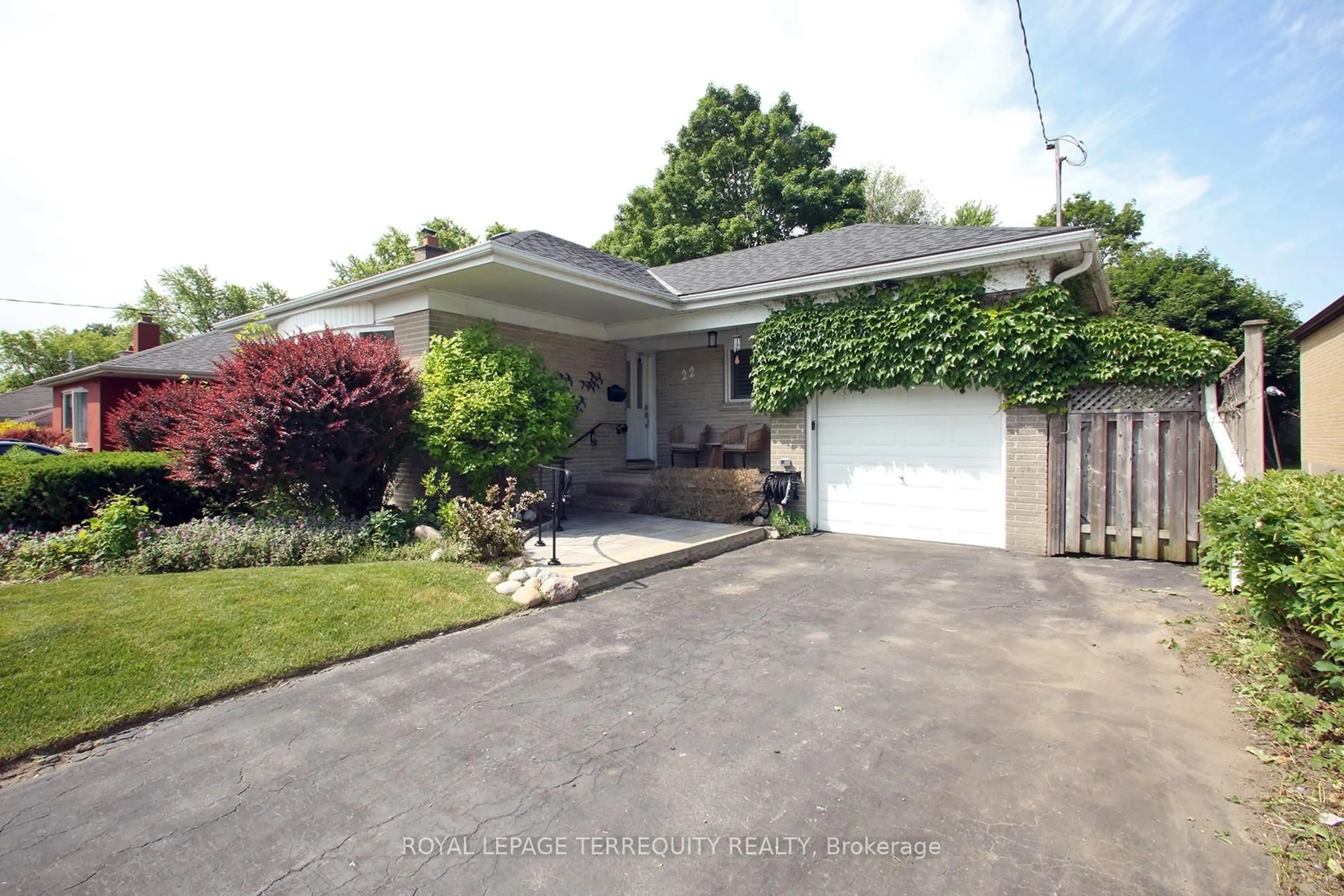 A pic from outside/outdoor area/front of a property/back of a property/a pic from drone, street for 22 Shilton Rd, Toronto Ontario M1S 2J6