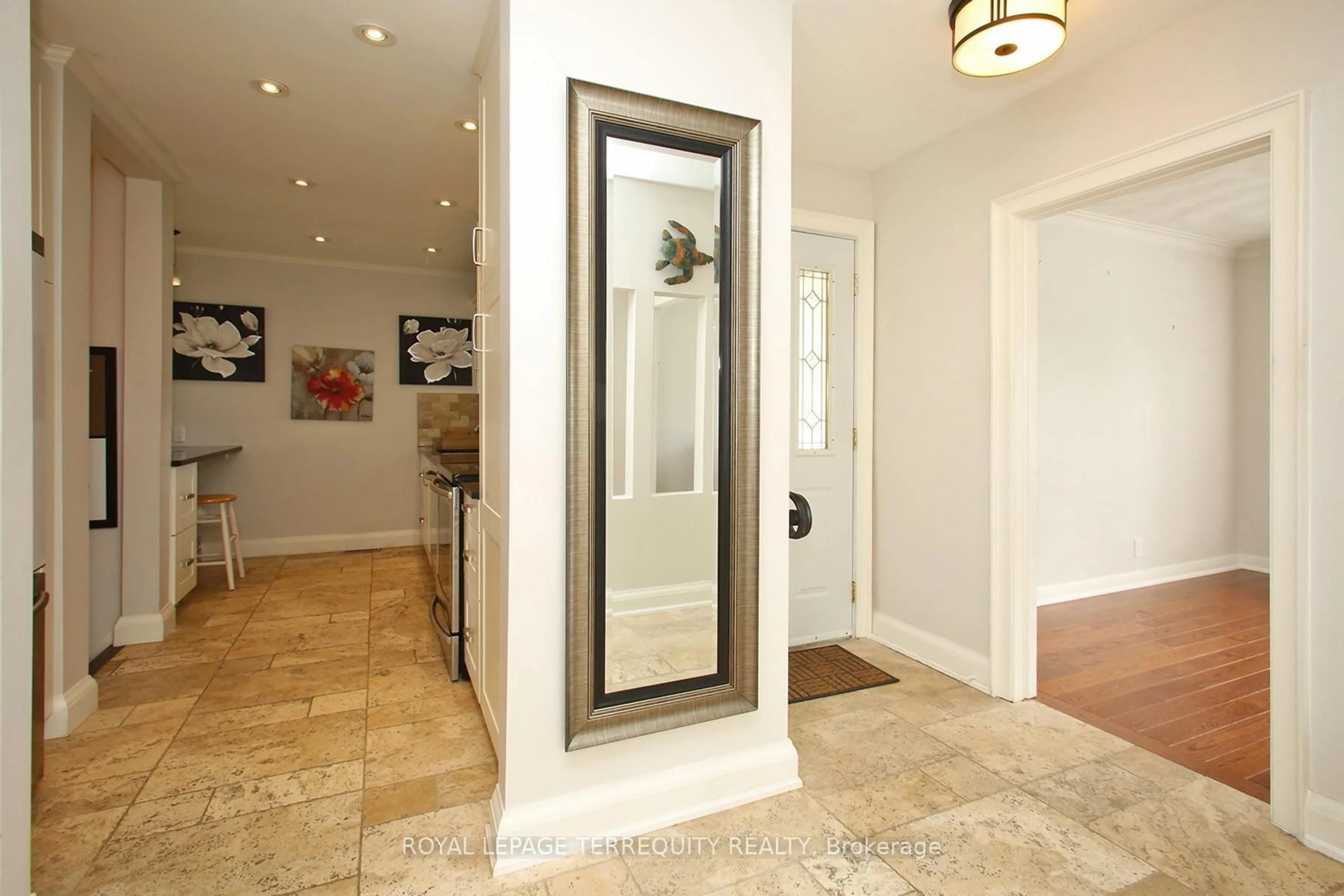 Indoor entryway for 22 Shilton Rd, Toronto Ontario M1S 2J6