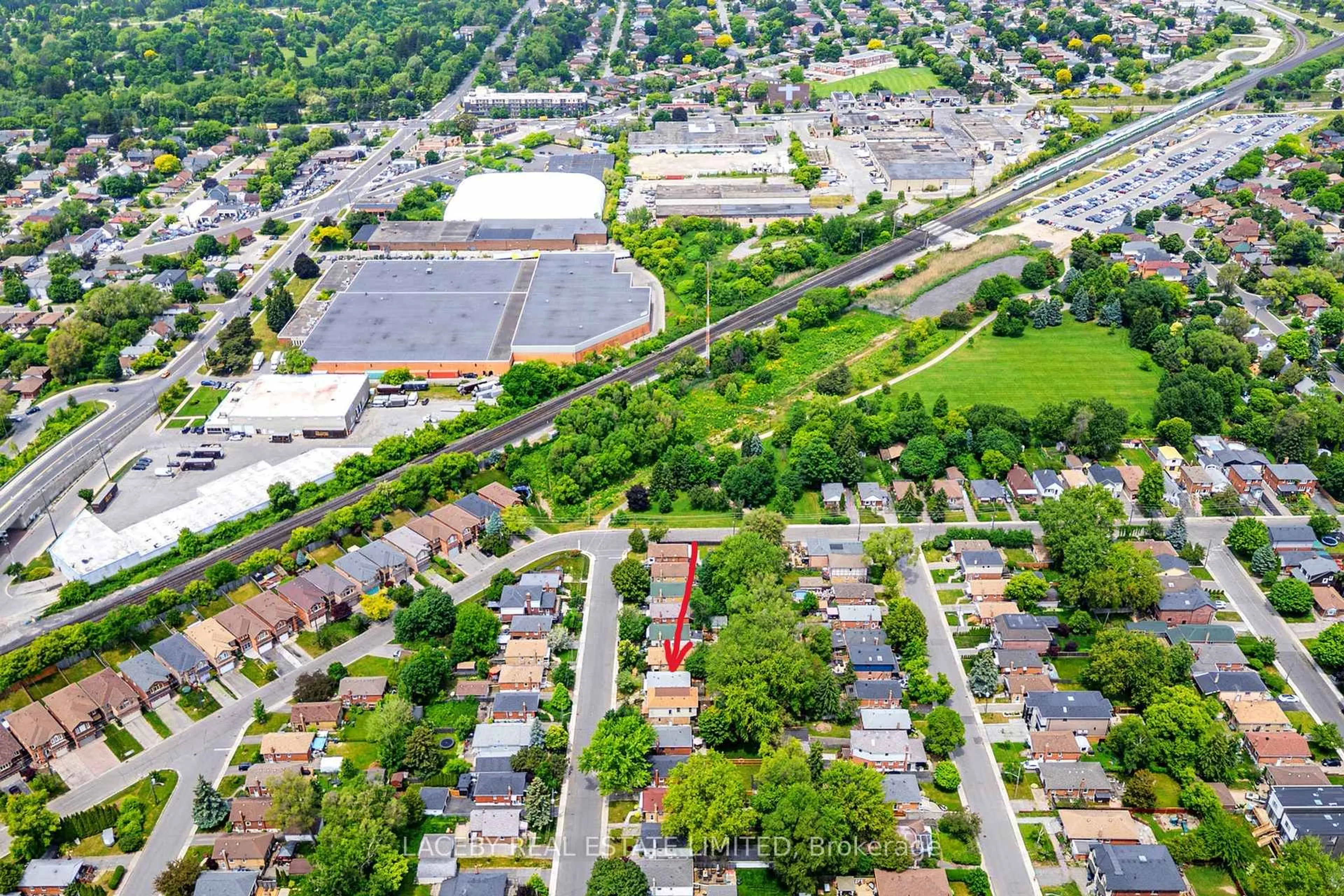 A pic from outside/outdoor area/front of a property/back of a property/a pic from drone, street for 131 Claremore Ave, Toronto Ontario M1N 3S5