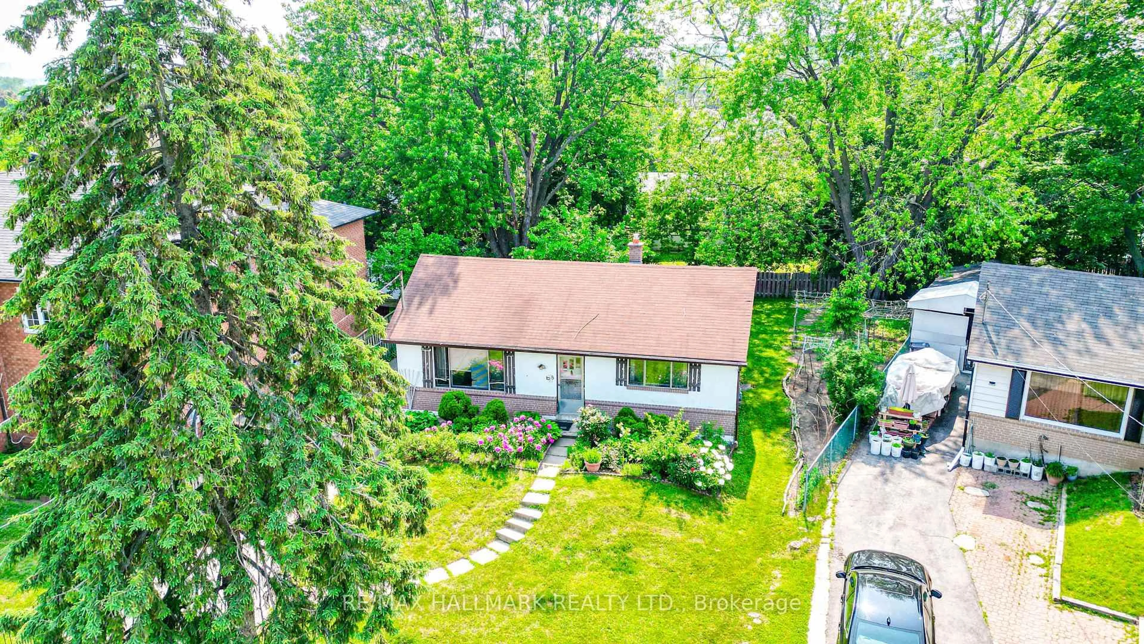 A pic from outside/outdoor area/front of a property/back of a property/a pic from drone, unknown for 108 Castle Hill Dr, Toronto Ontario M1T 2Y7