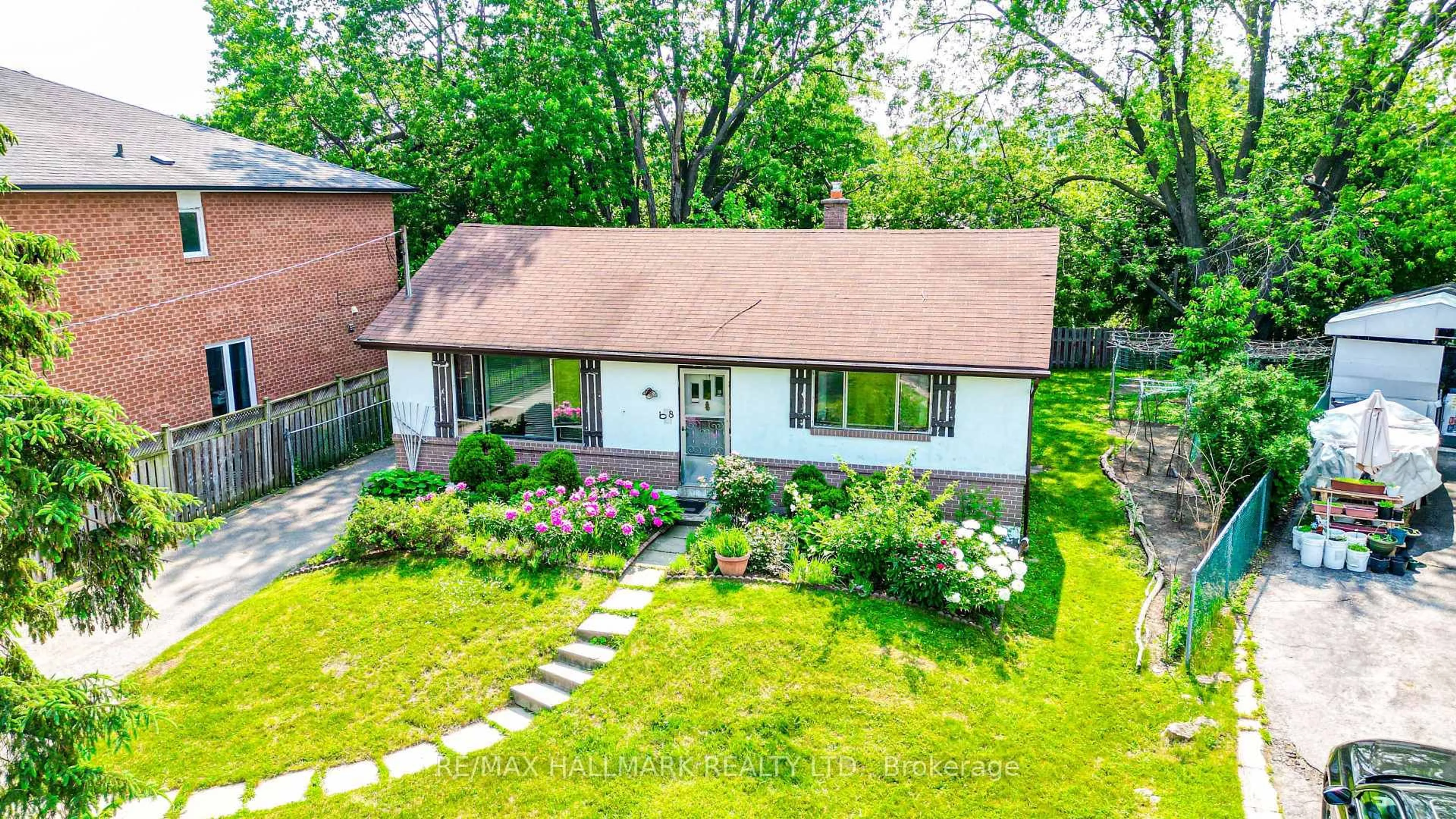 A pic from outside/outdoor area/front of a property/back of a property/a pic from drone, street for 108 Castle Hill Dr, Toronto Ontario M1T 2Y7