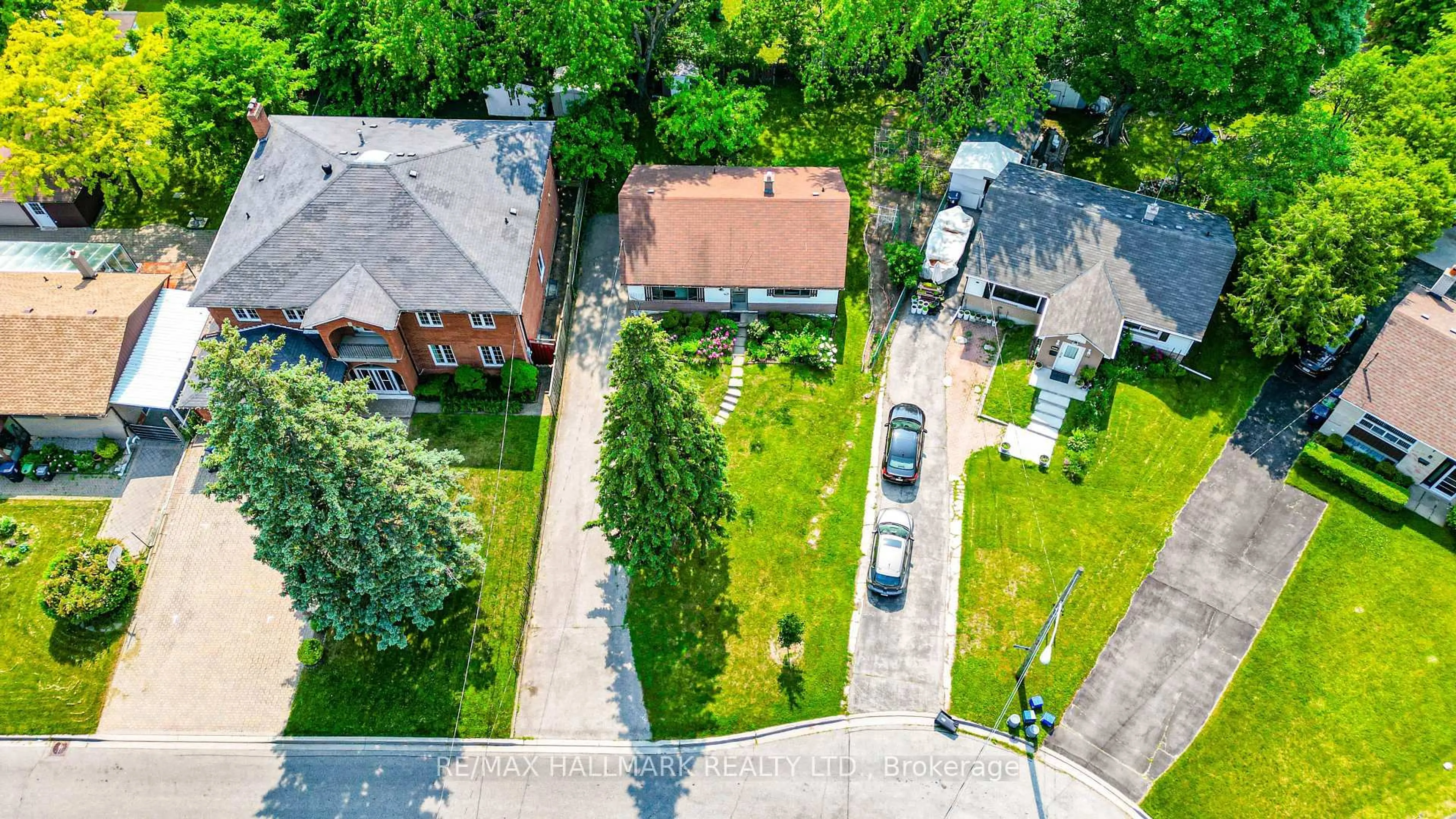 A pic from outside/outdoor area/front of a property/back of a property/a pic from drone, street for 108 Castle Hill Dr, Toronto Ontario M1T 2Y7