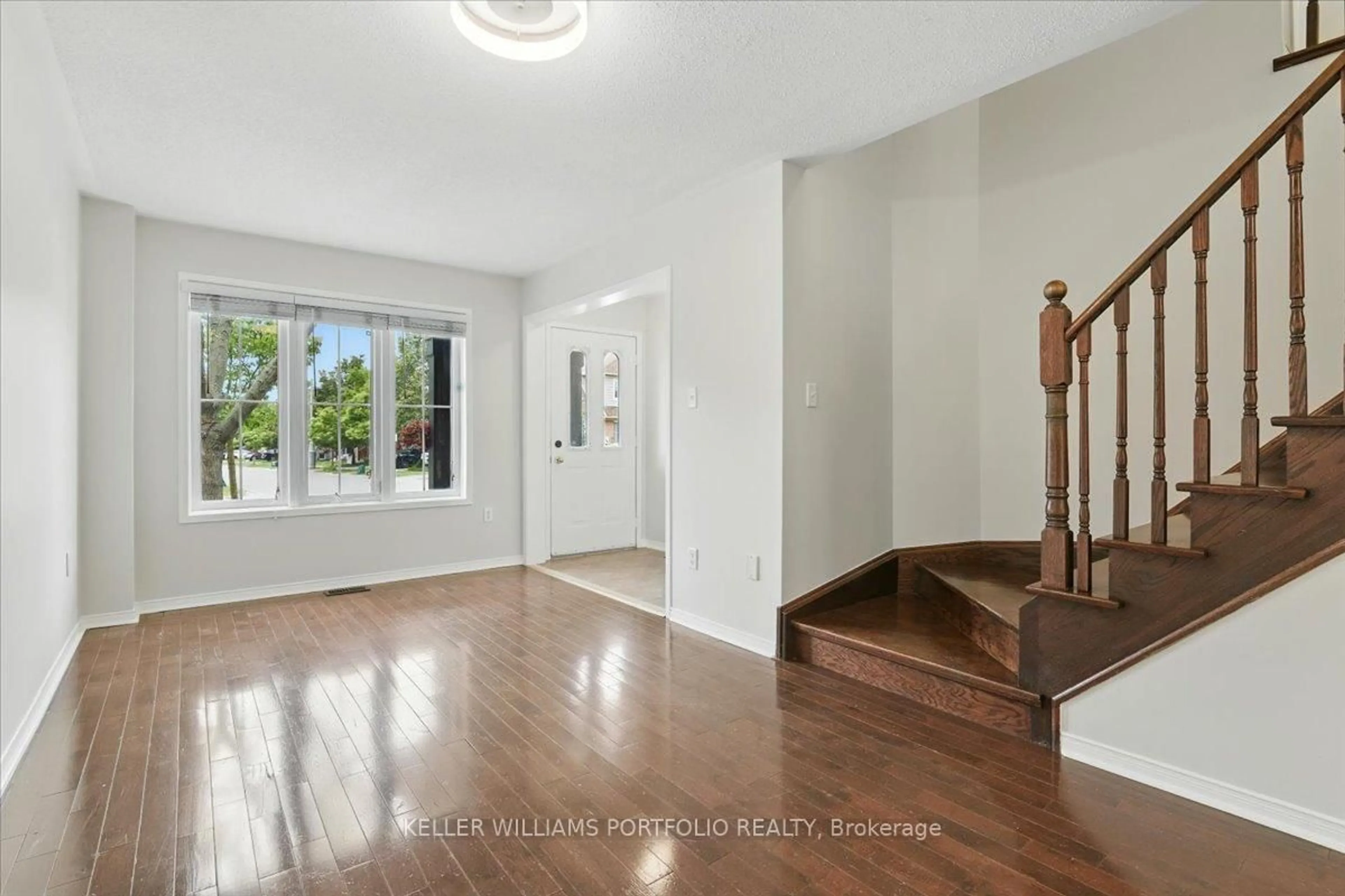Indoor entryway for 2041 Secretariat Pl, Oshawa Ontario L1L 1C8
