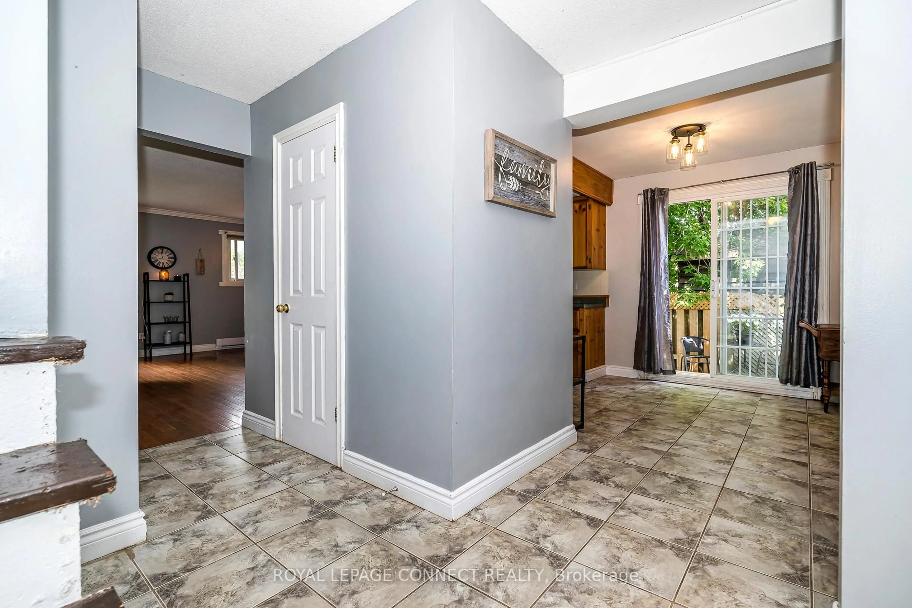 Indoor entryway for 345 Killarney Crt, Oshawa Ontario L1J 6C6