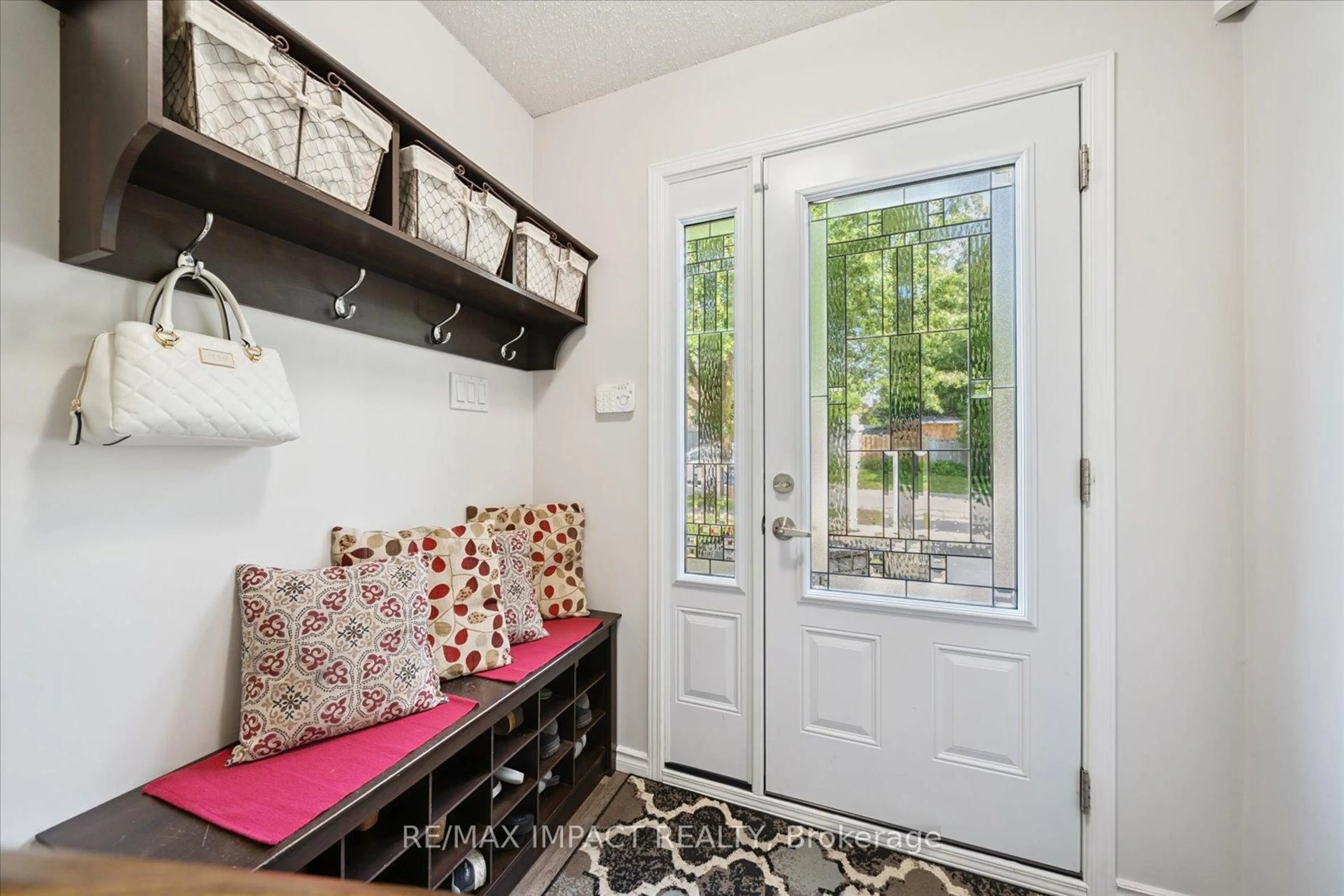 Indoor entryway for 7 Farncomb Cres, Clarington Ontario L1C 4L5