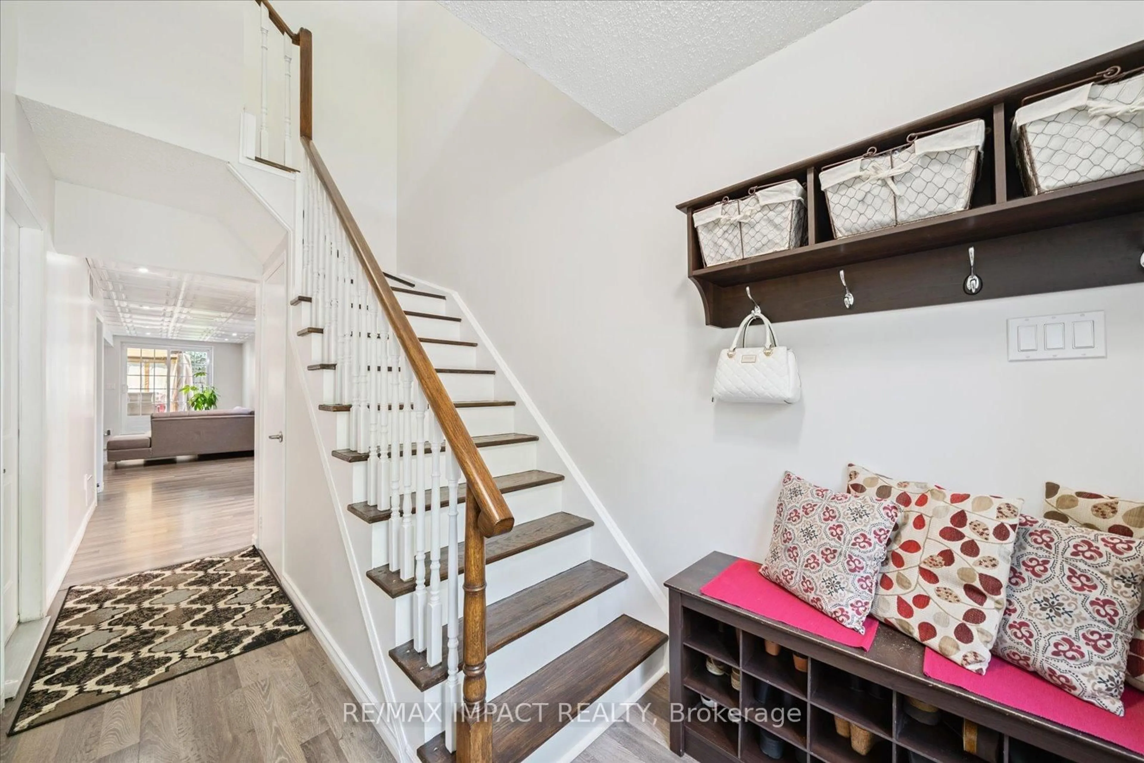 Indoor entryway for 7 Farncomb Cres, Clarington Ontario L1C 4L5