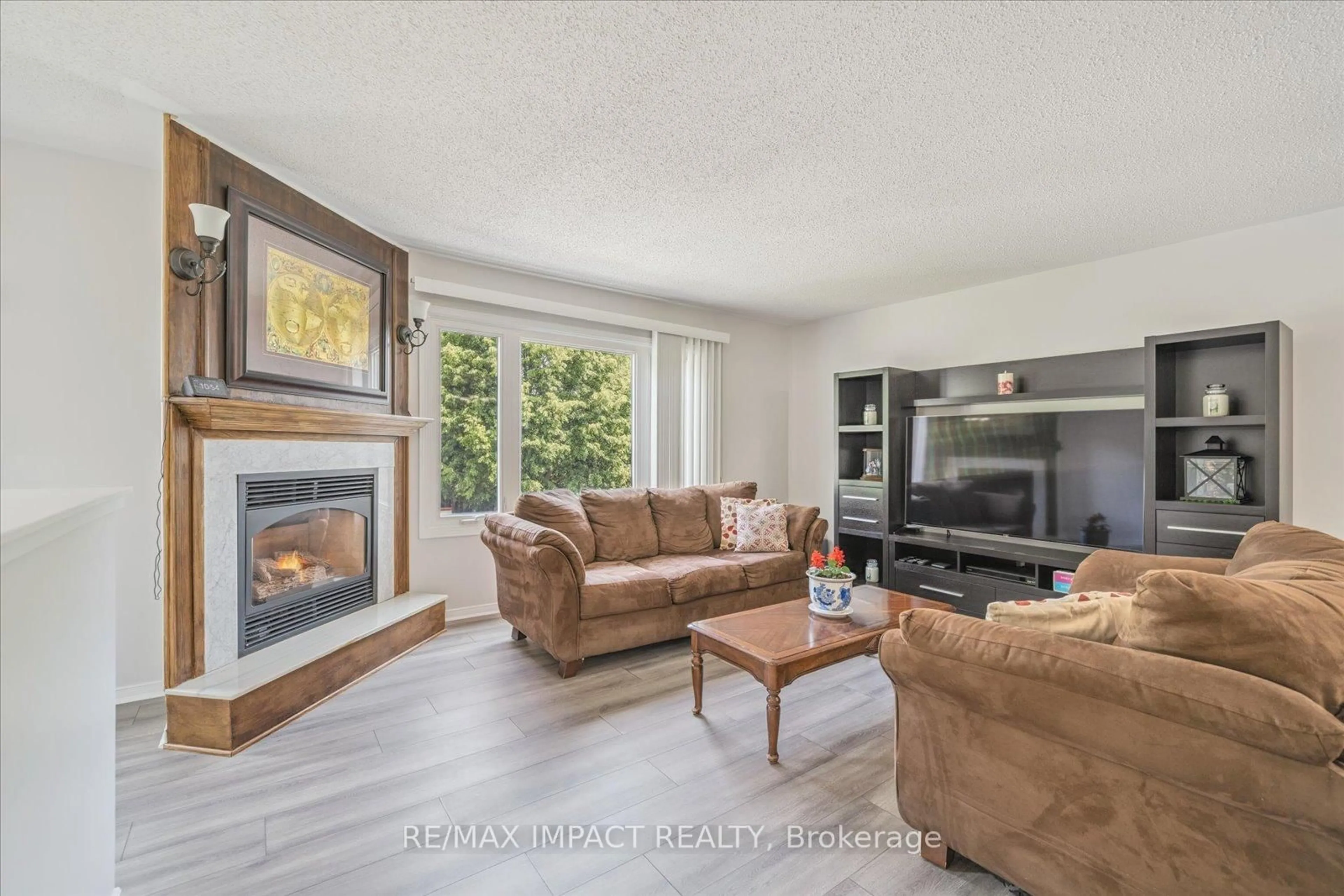 Living room with furniture, wood/laminate floor for 7 Farncomb Cres, Clarington Ontario L1C 4L5