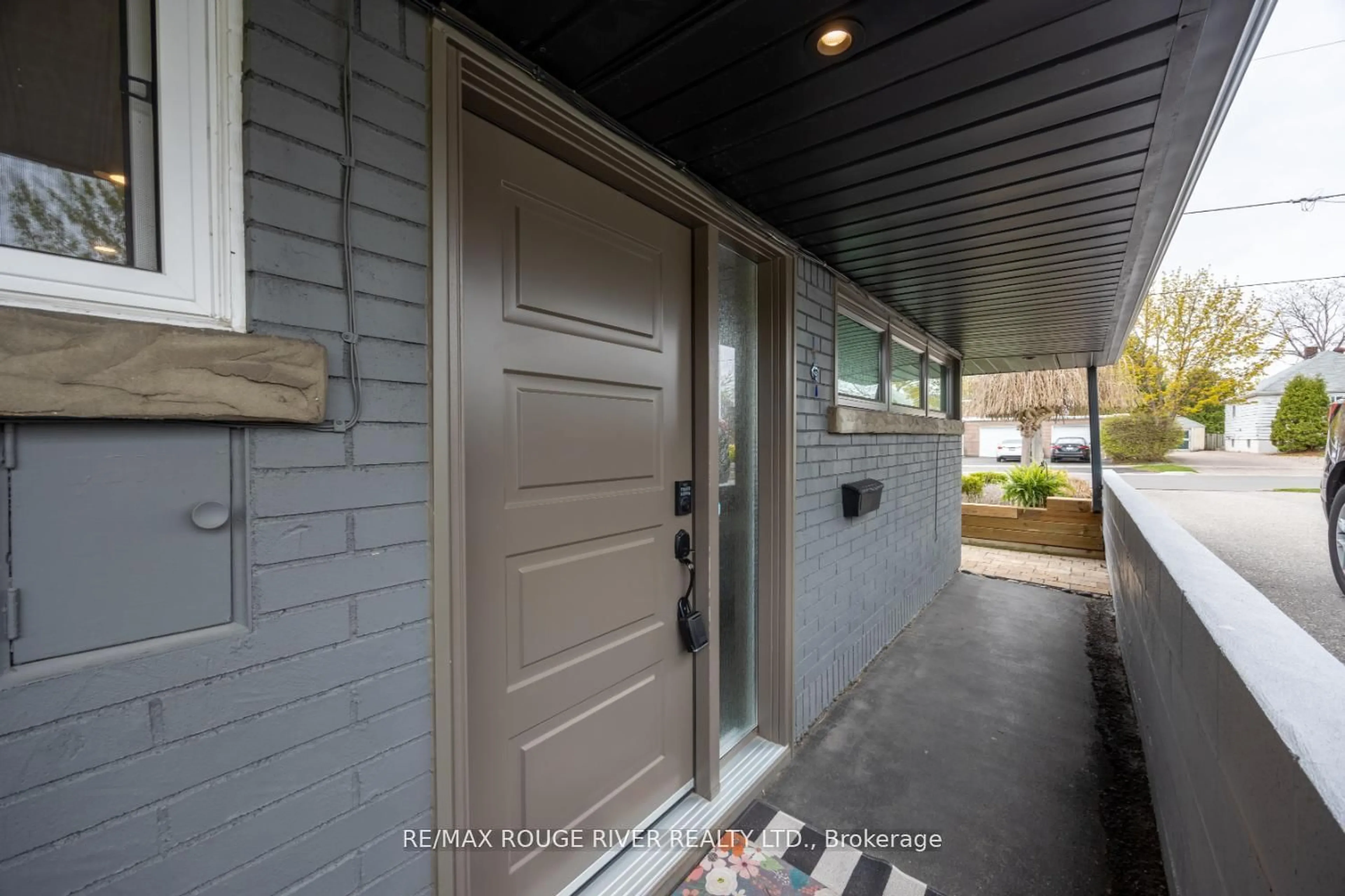 Indoor entryway for 693 Carnegie Ave, Oshawa Ontario L1G 4R5