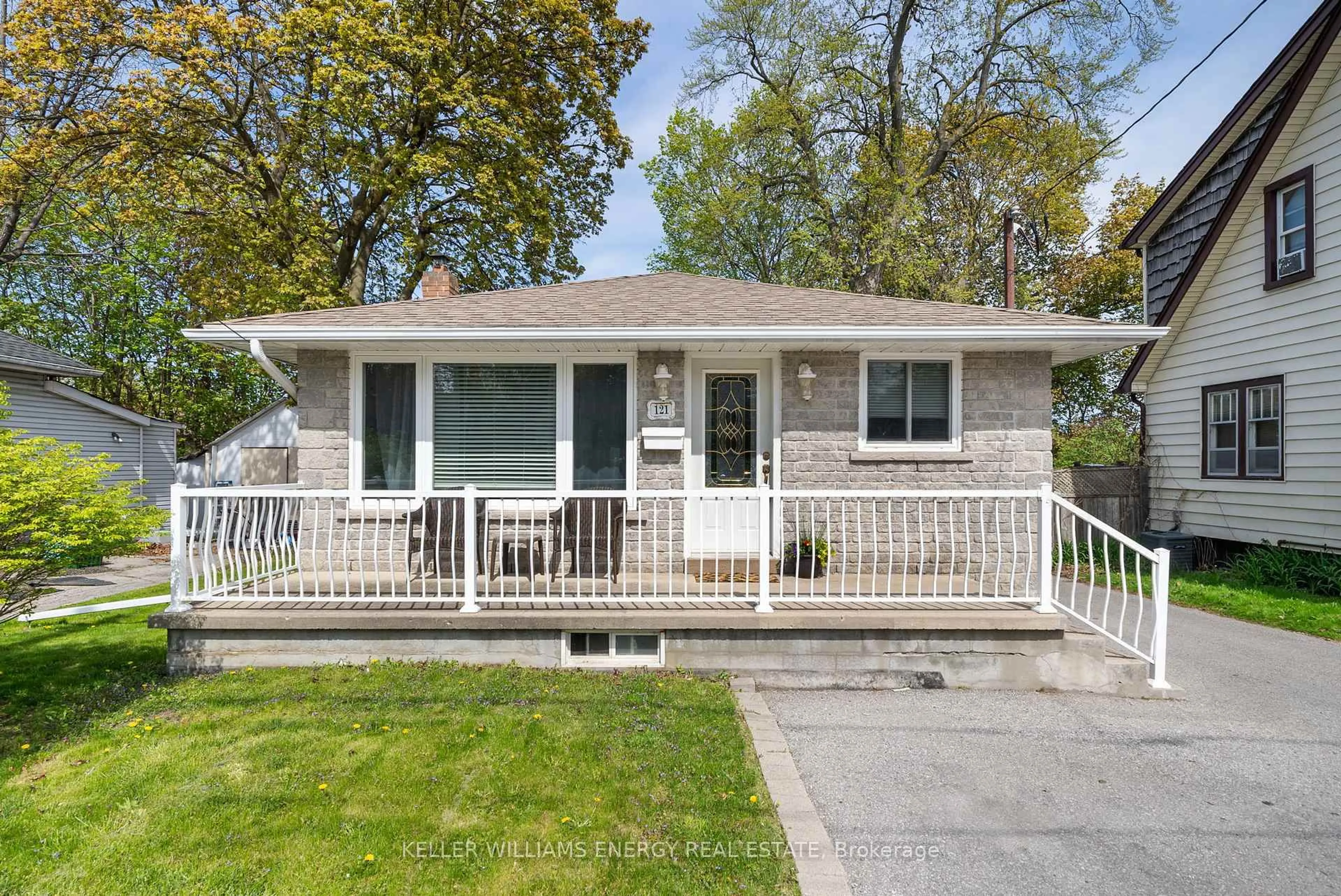 Home with vinyl exterior material, street for 121 Harmony Rd, Oshawa Ontario L1H 6T4