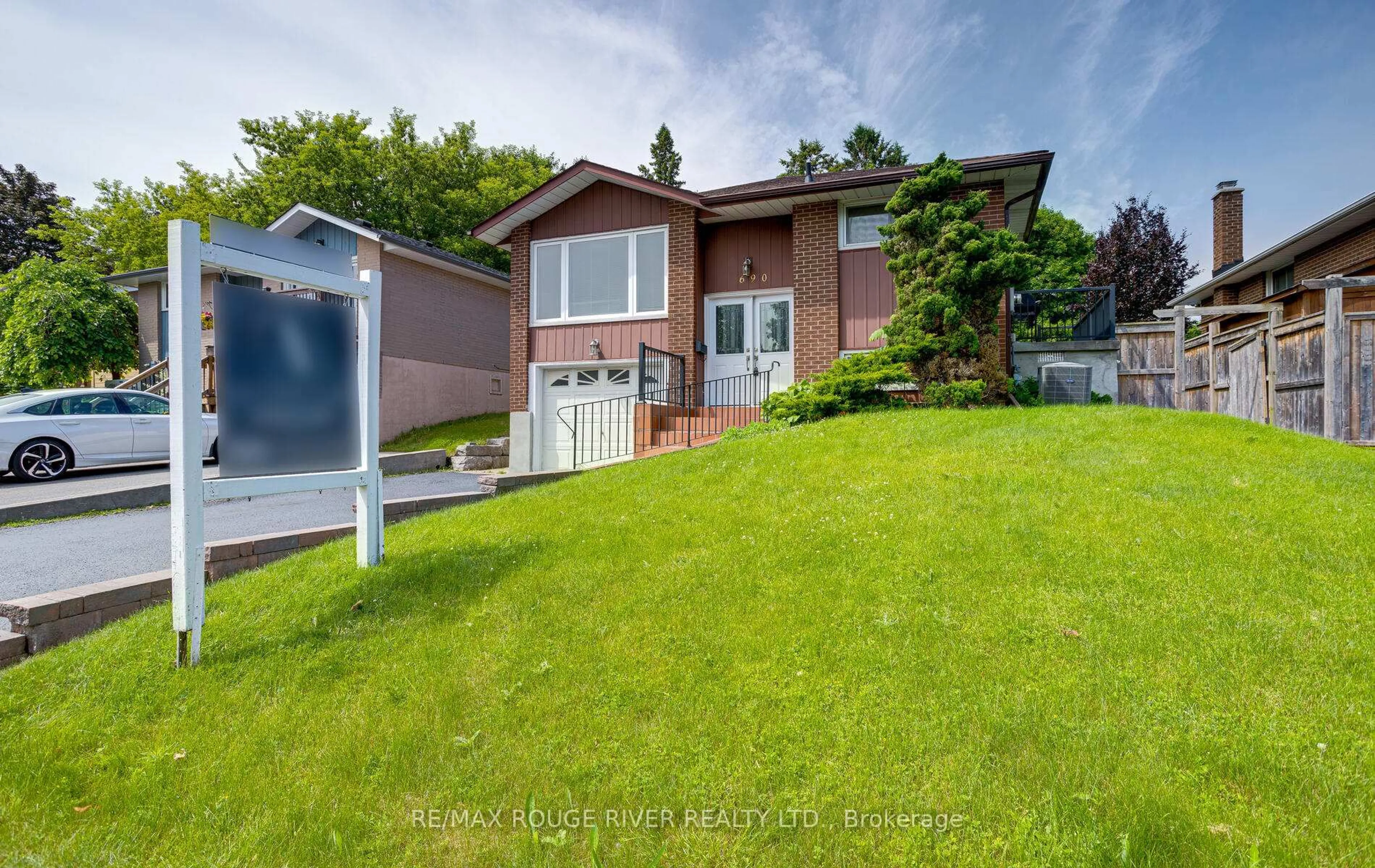 A pic from outside/outdoor area/front of a property/back of a property/a pic from drone, street for 690 Central Park Blvd, Oshawa Ontario L1G 6A9