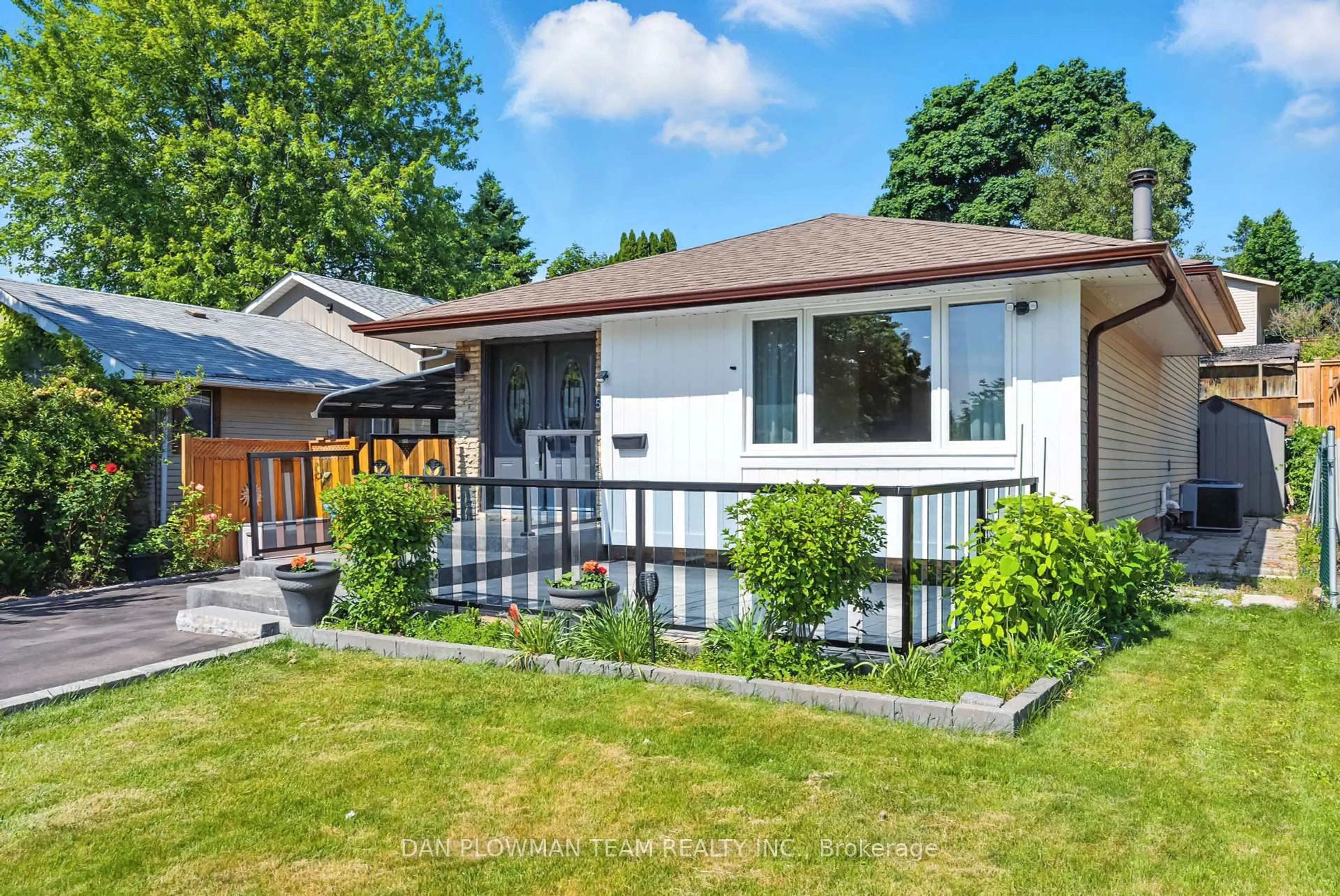Home with vinyl exterior material, street for 583 Annandale St, Oshawa Ontario L1H 7S6