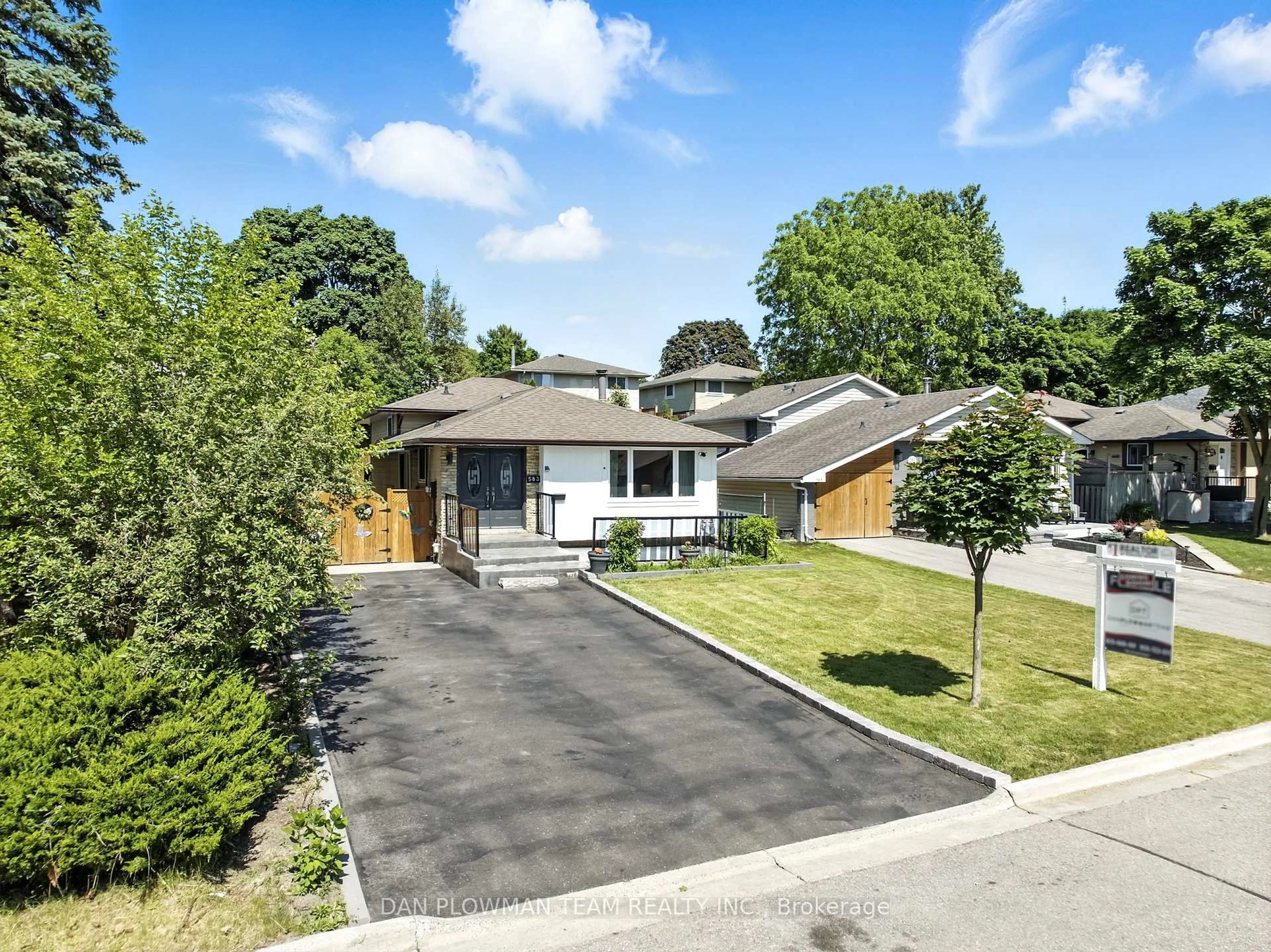 A pic from outside/outdoor area/front of a property/back of a property/a pic from drone, street for 583 Annandale St, Oshawa Ontario L1H 7S6
