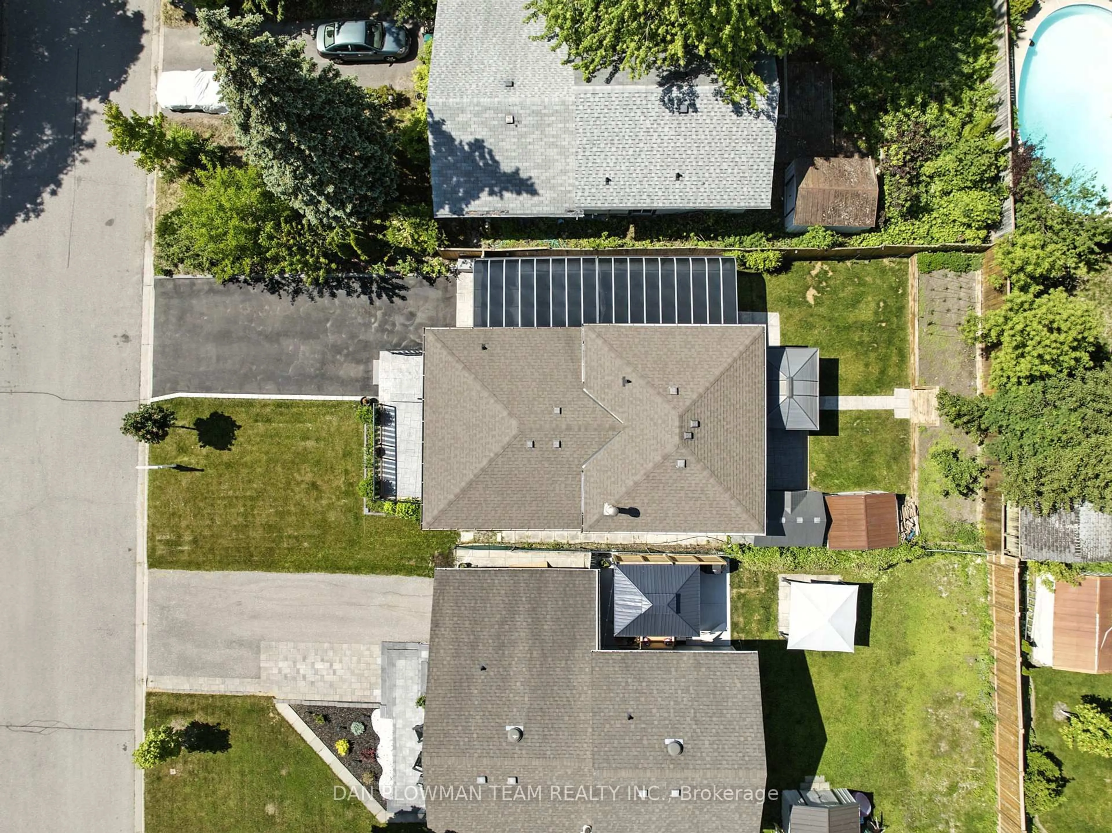 A pic from outside/outdoor area/front of a property/back of a property/a pic from drone, street for 583 Annandale St, Oshawa Ontario L1H 7S6
