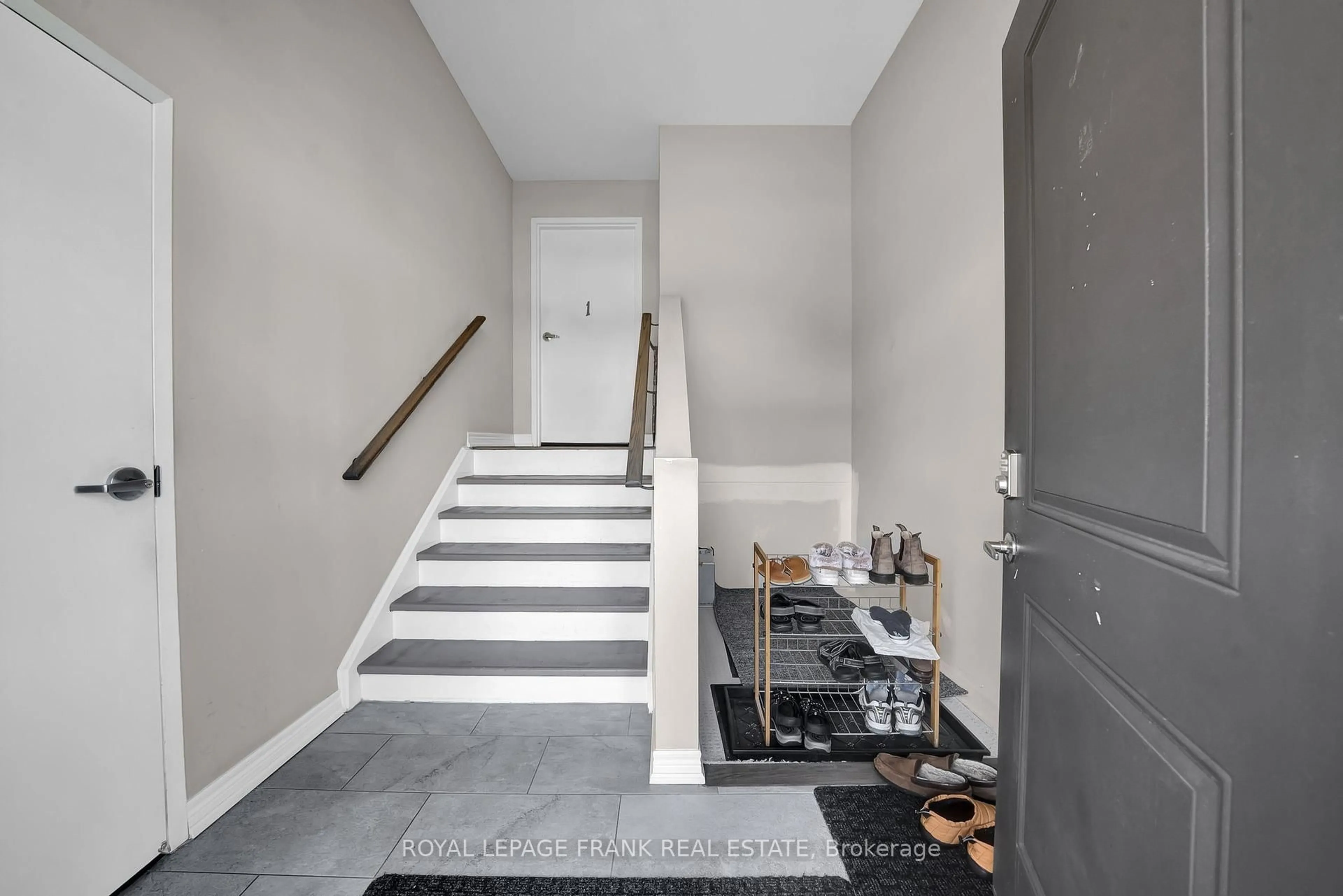 Indoor entryway for 398 Olive Ave, Oshawa Ontario L1H 2R1