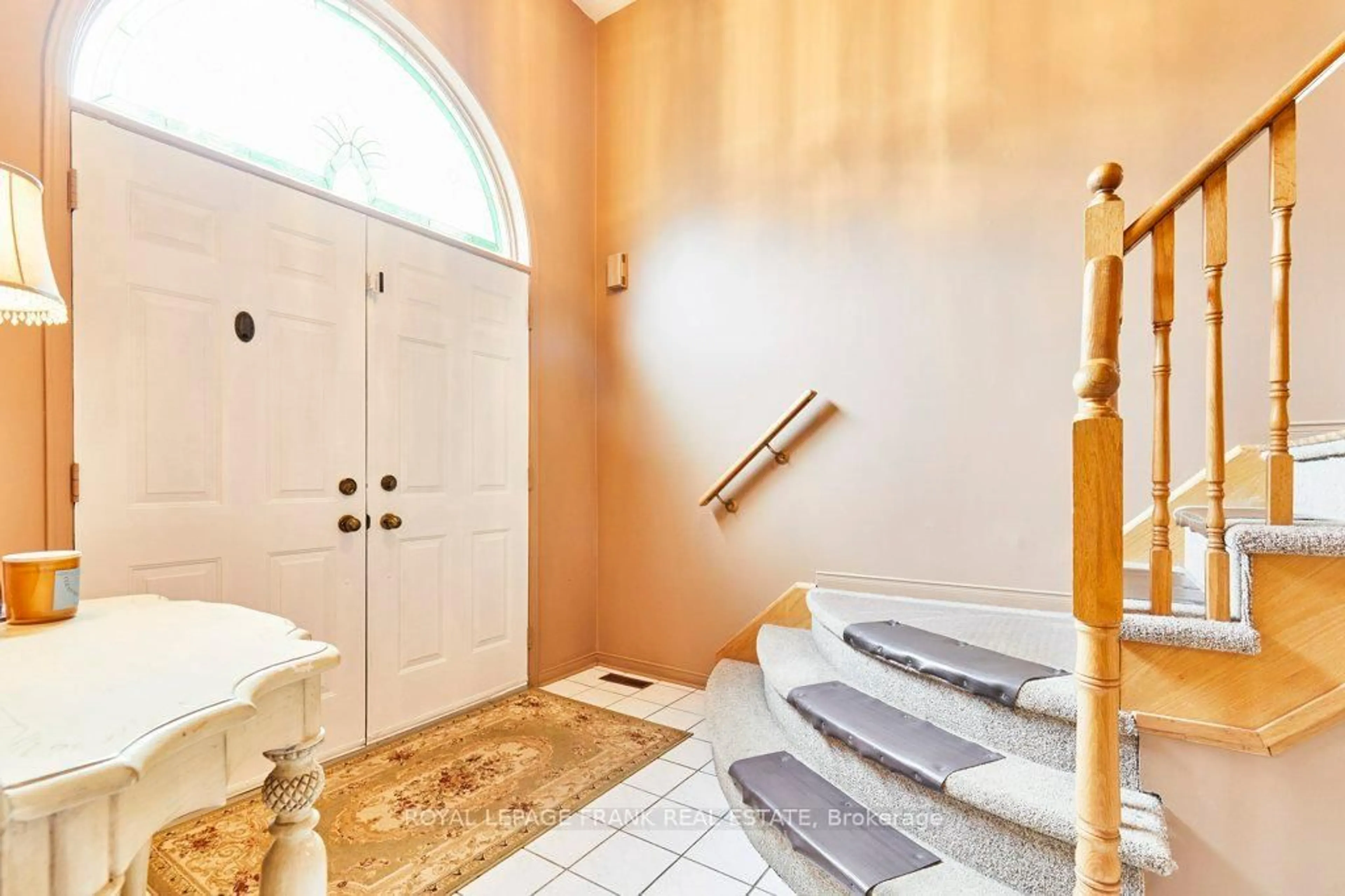 Indoor entryway for 1775 Edenwood Dr, Oshawa Ontario L1G 7Y3
