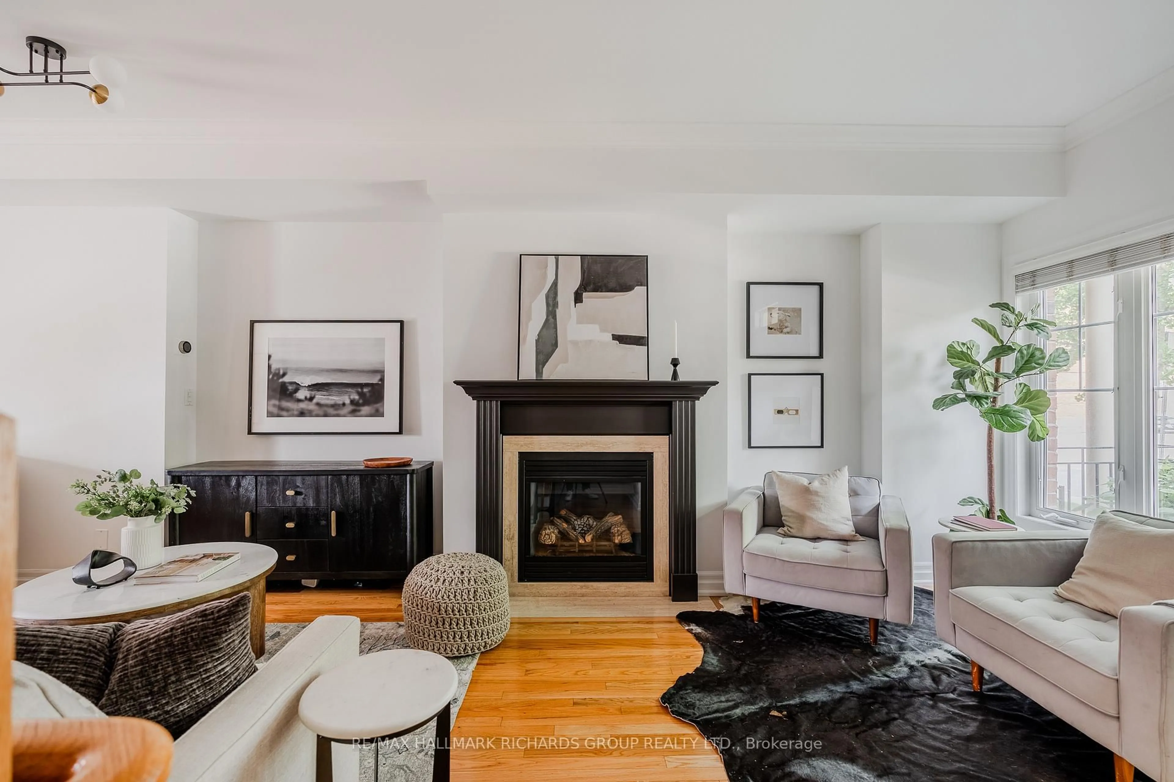 Living room with furniture, unknown for 213 First Ave, Toronto Ontario M4M 1X5