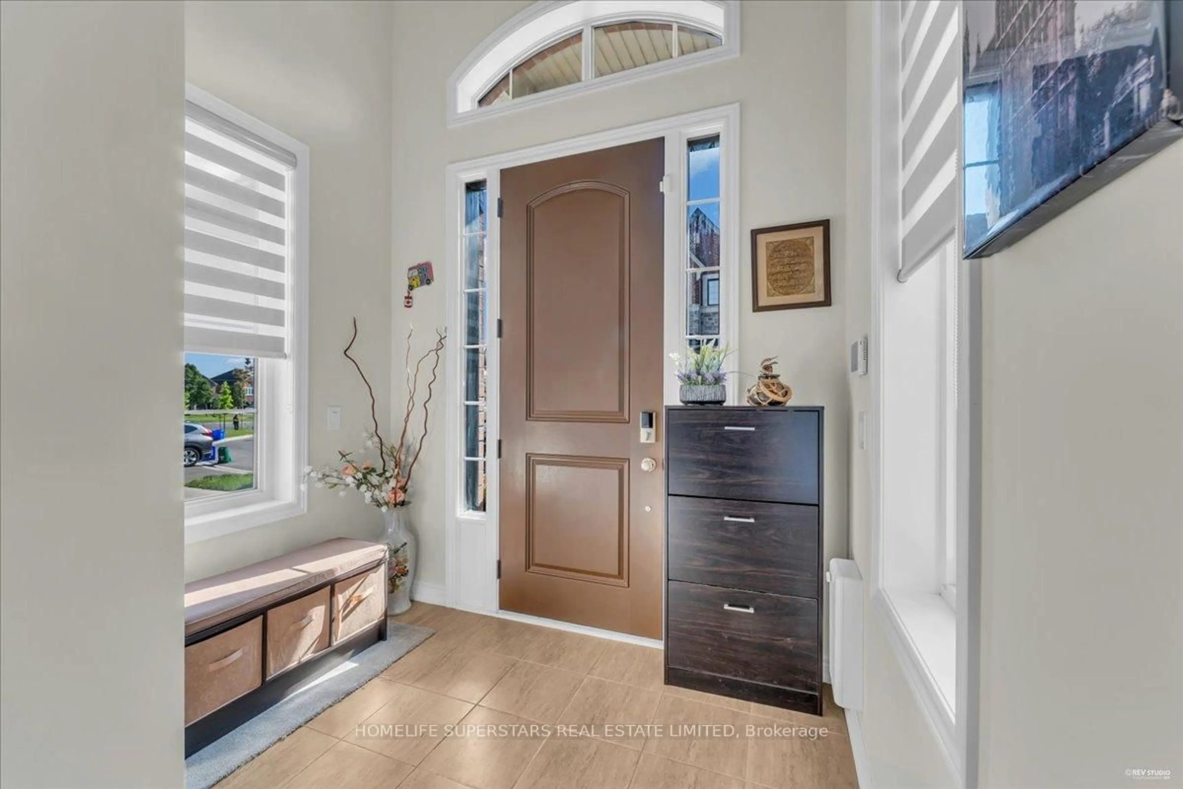Indoor entryway for 90 Dorian Dr, Whitby Ontario L1P 0C8