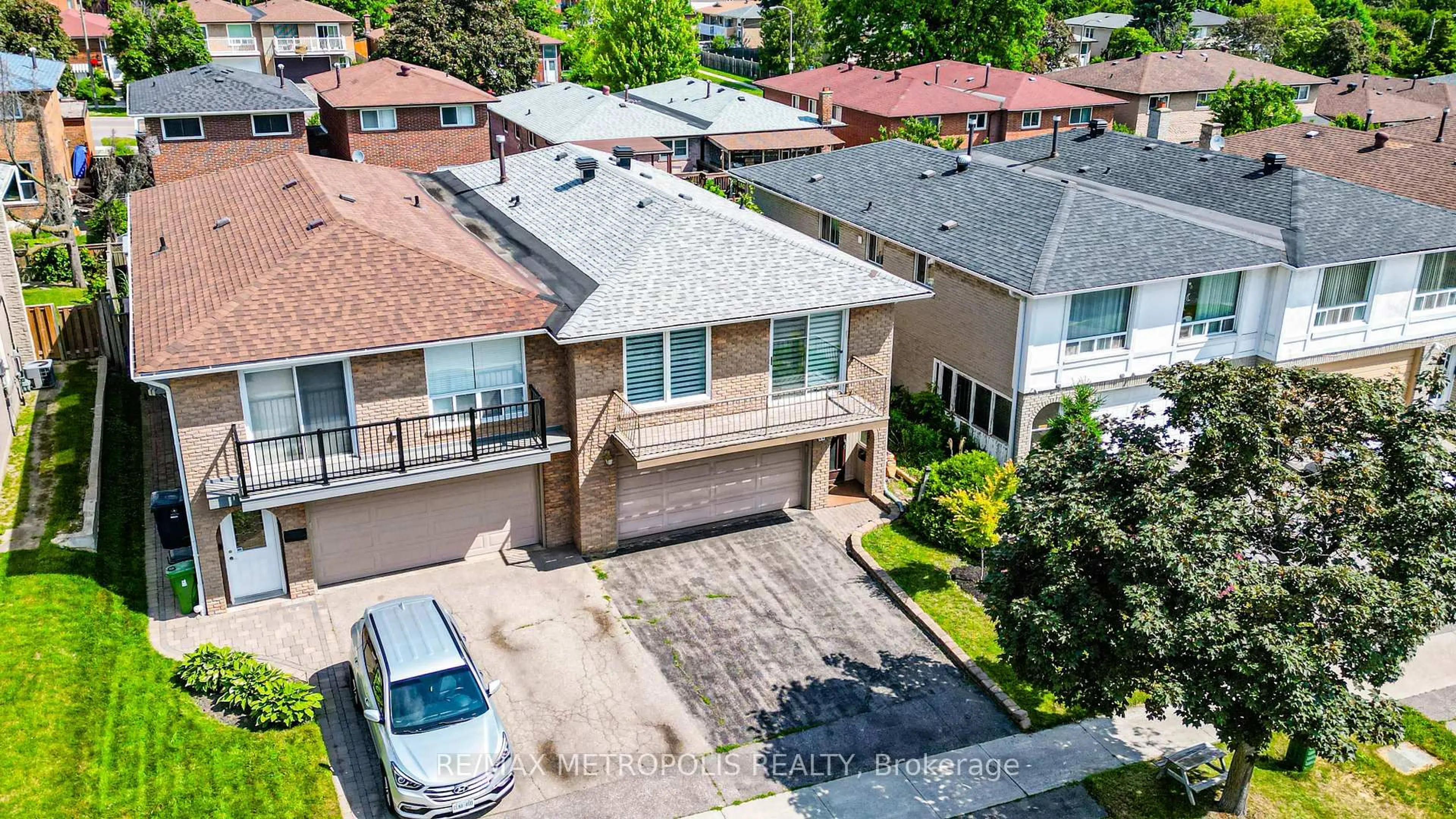 A pic from outside/outdoor area/front of a property/back of a property/a pic from drone, street for 44 Tineta Cres, Toronto Ontario M1S 2Y6