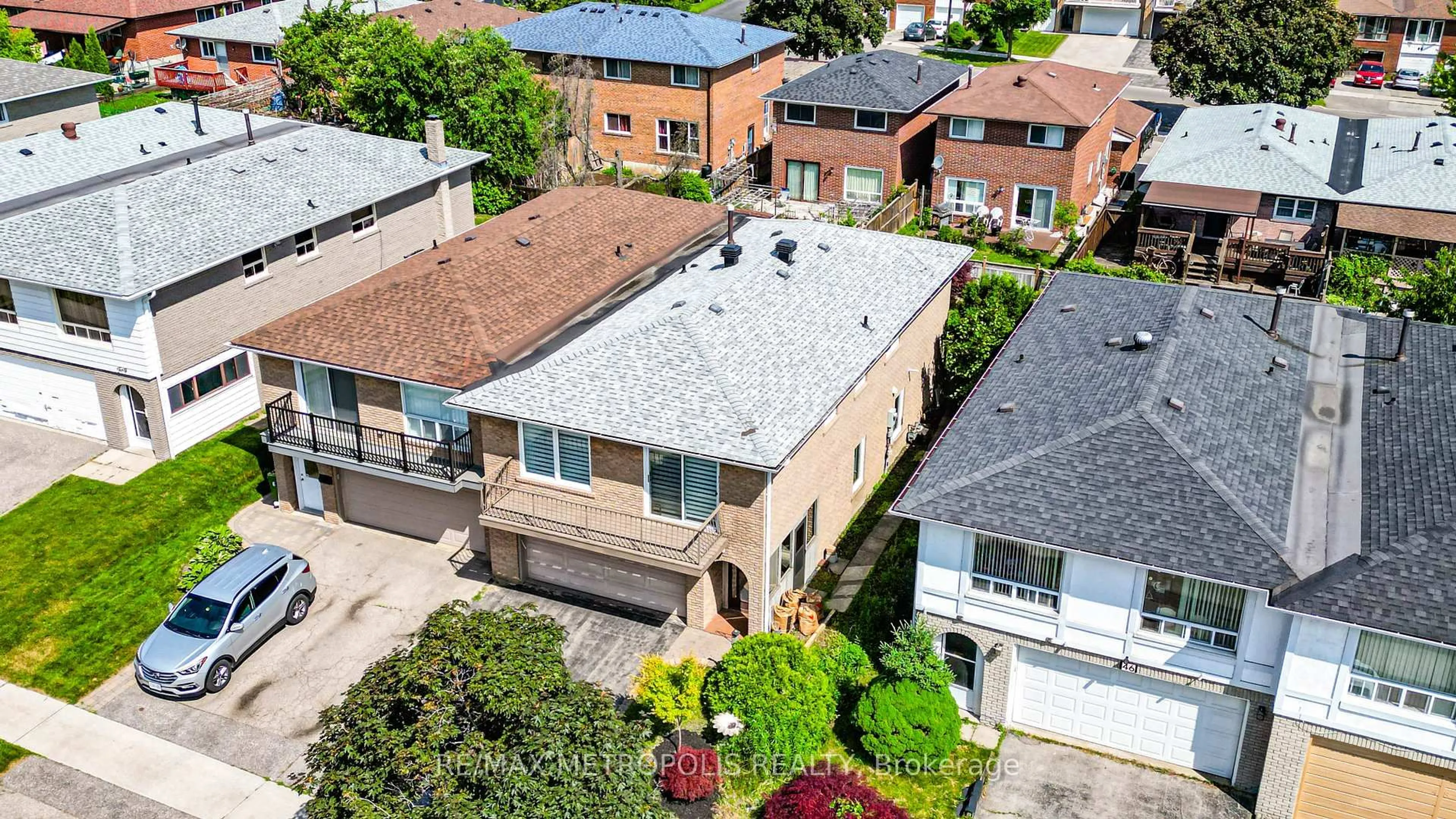 A pic from outside/outdoor area/front of a property/back of a property/a pic from drone, street for 44 Tineta Cres, Toronto Ontario M1S 2Y6
