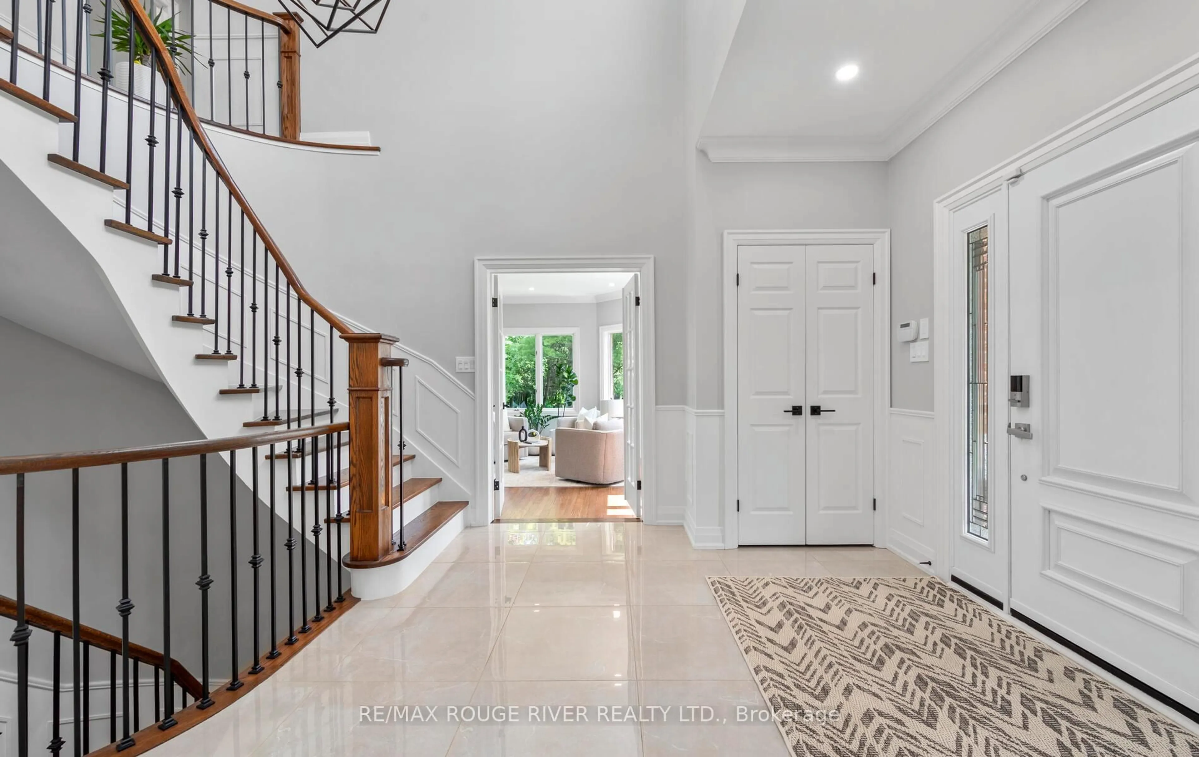 Indoor entryway for 10 Kresia Lane, Clarington Ontario L1E 2G8