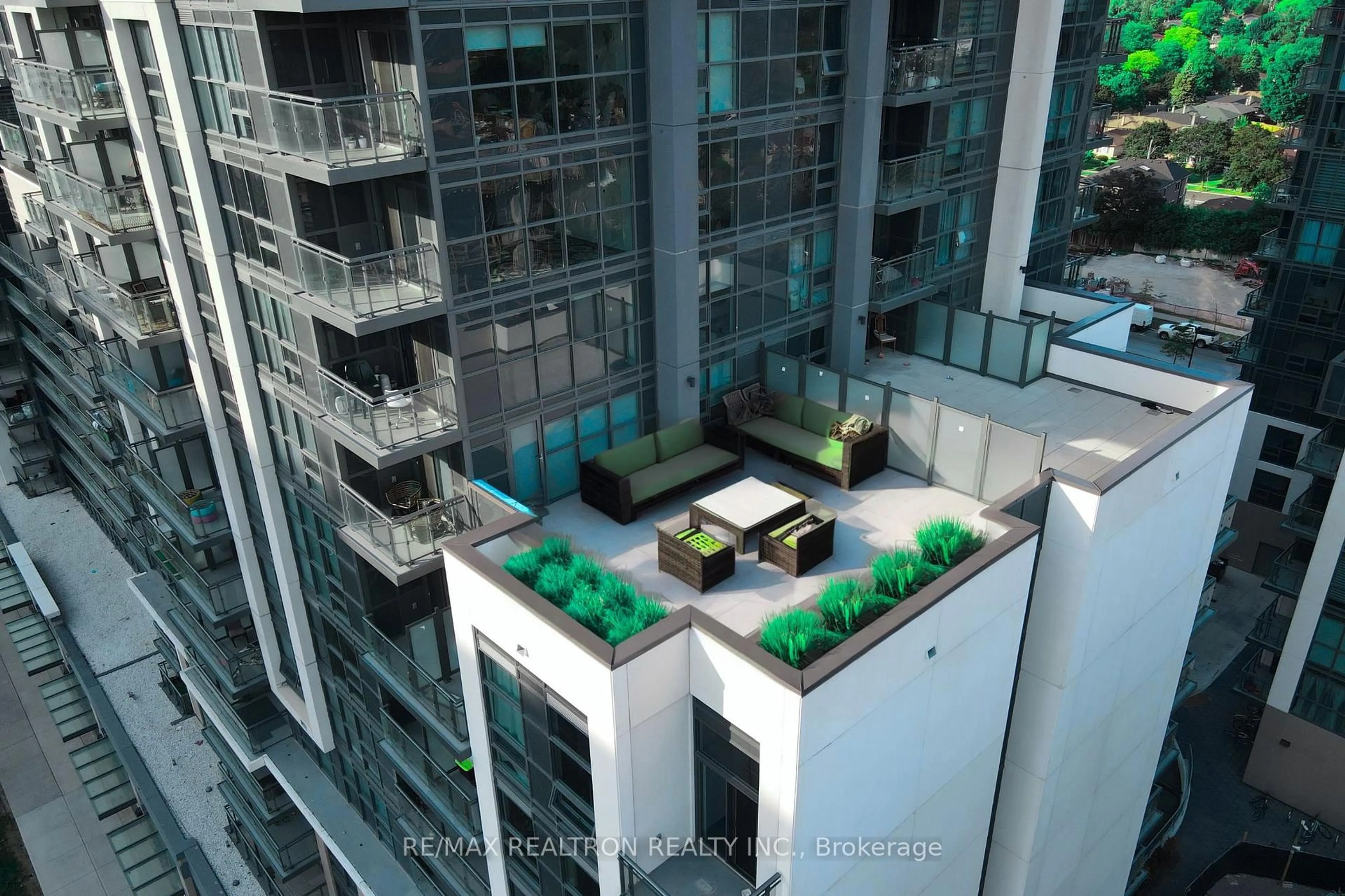 Indoor foyer for 20 Meadowglen Pl #906, Toronto Ontario M1G 0A9