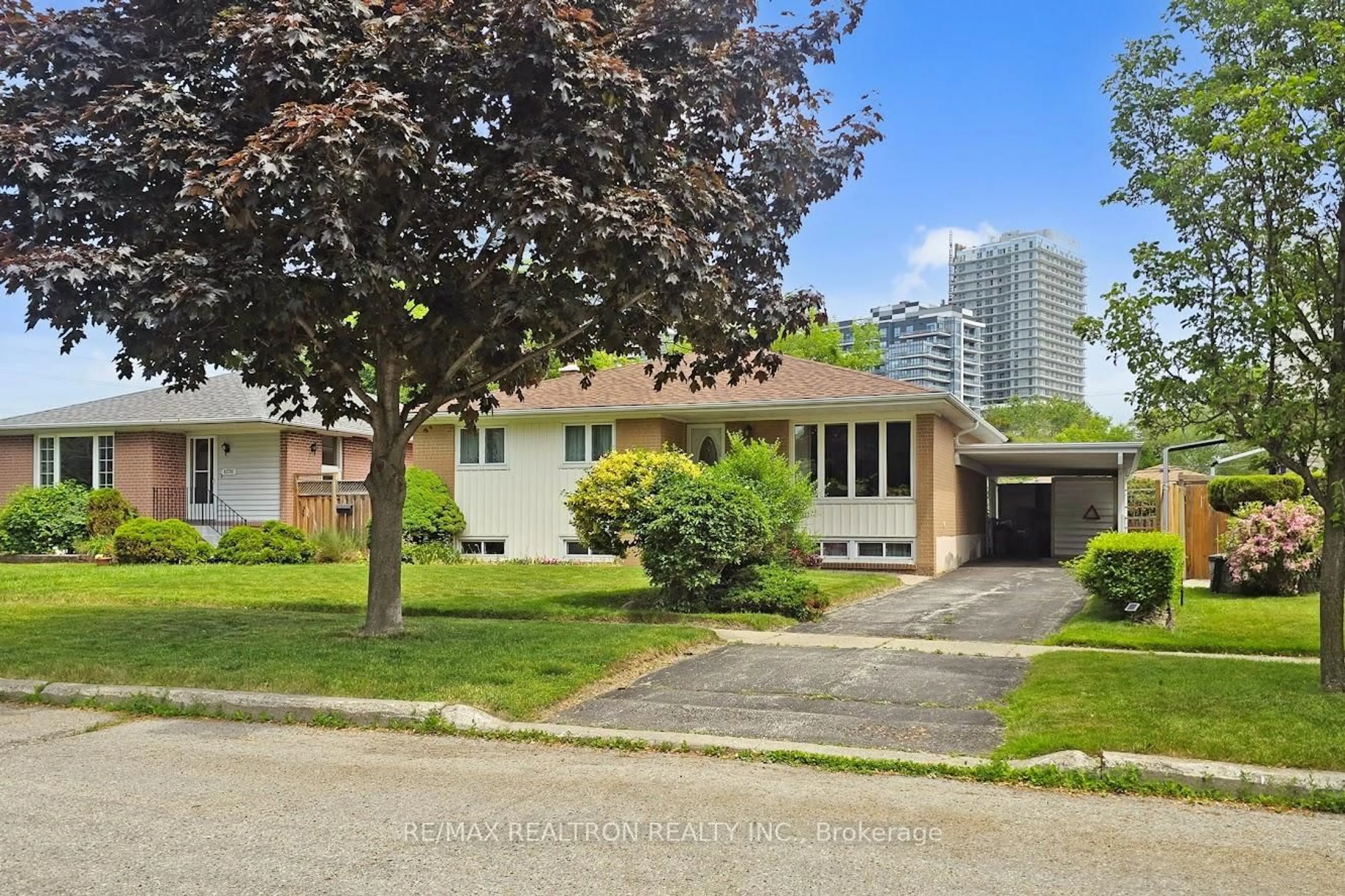 A pic from outside/outdoor area/front of a property/back of a property/a pic from drone, street for 1378 Poprad Ave, Pickering Ontario L1W 1L2