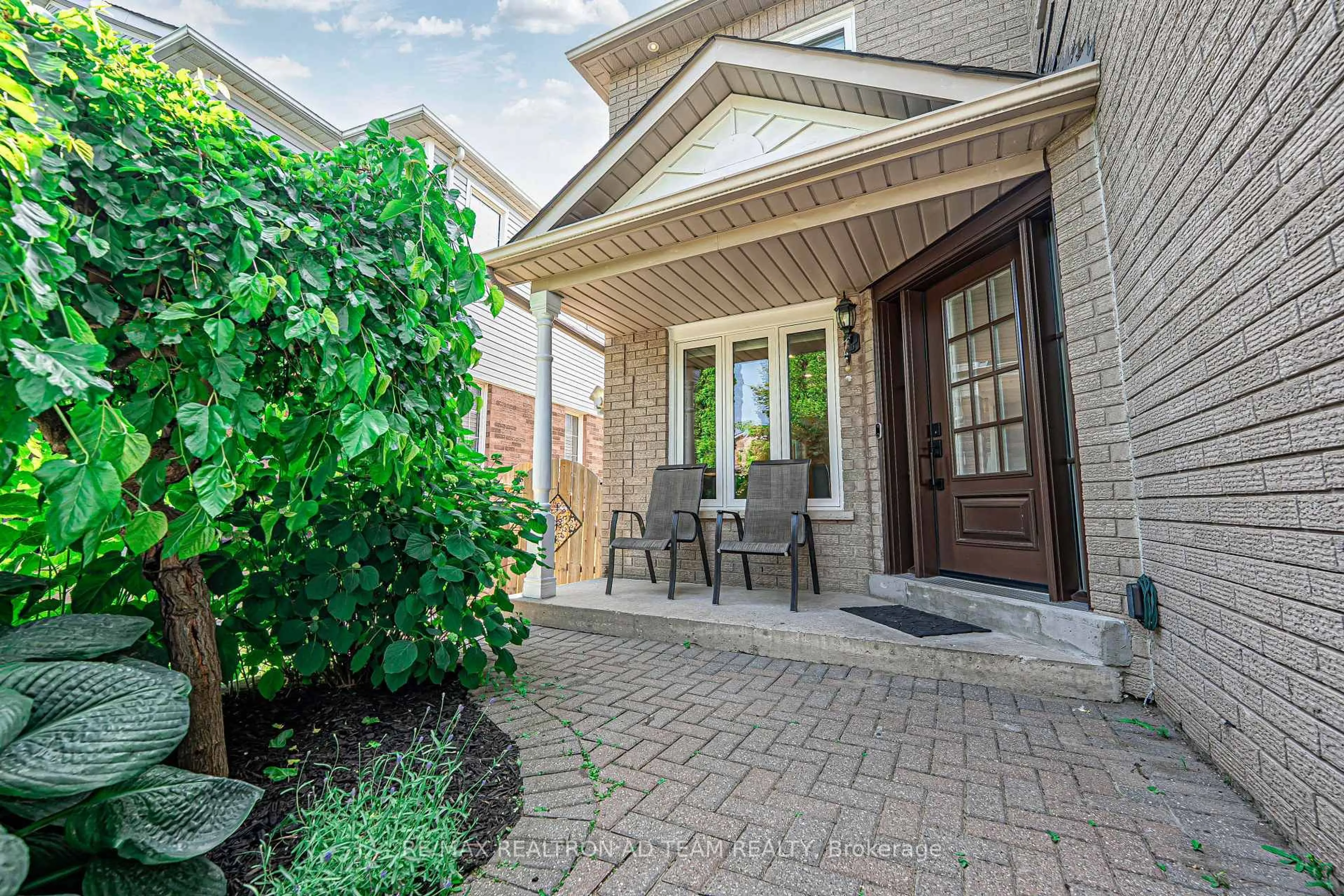 Patio, street for 100 Hibbard Dr, Ajax Ontario L1Z 1J8