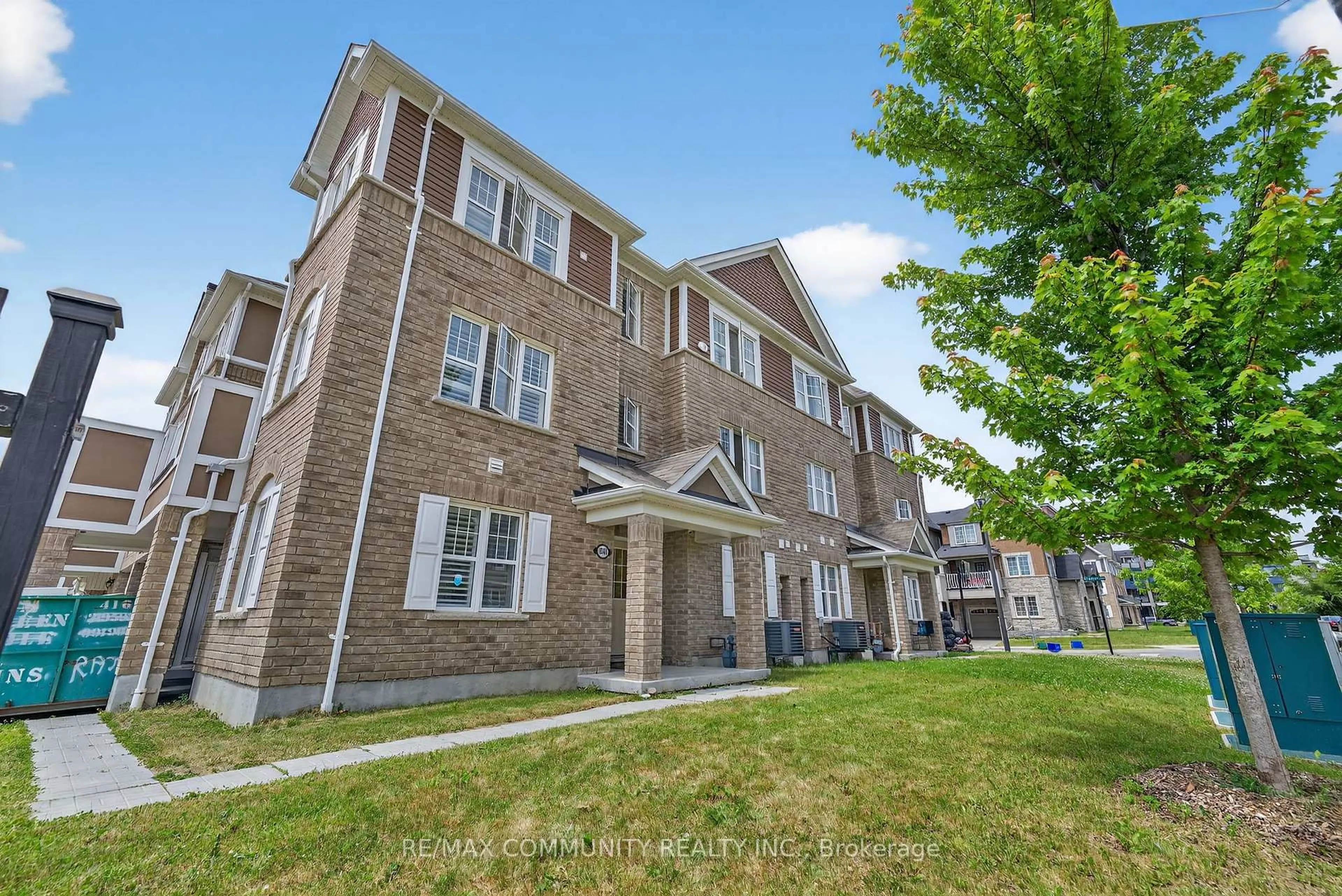 A pic from outside/outdoor area/front of a property/back of a property/a pic from drone, building for 1040 Dragonfly Ave, Pickering Ontario L1X 0E7