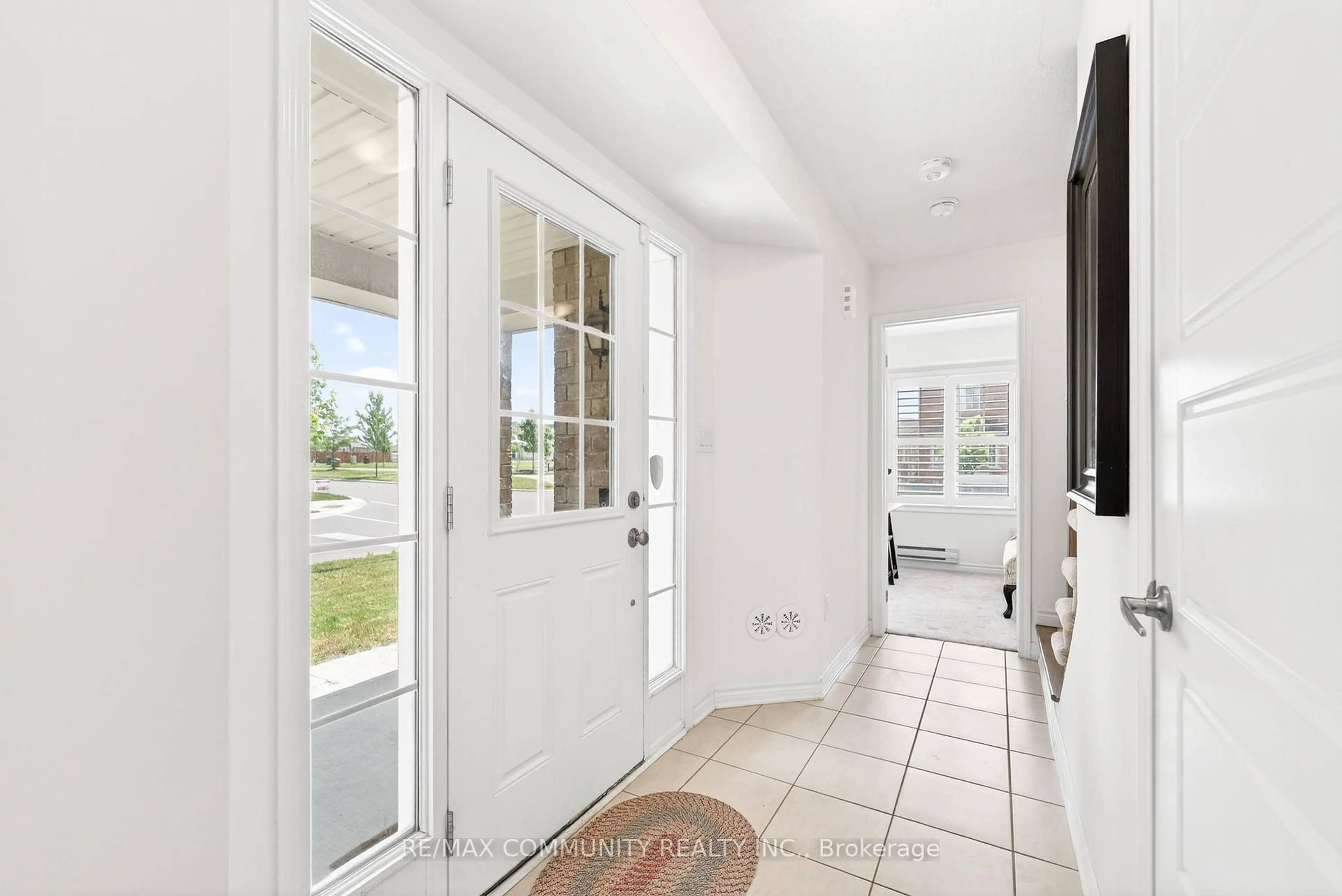 Indoor entryway for 1040 Dragonfly Ave, Pickering Ontario L1X 0E7