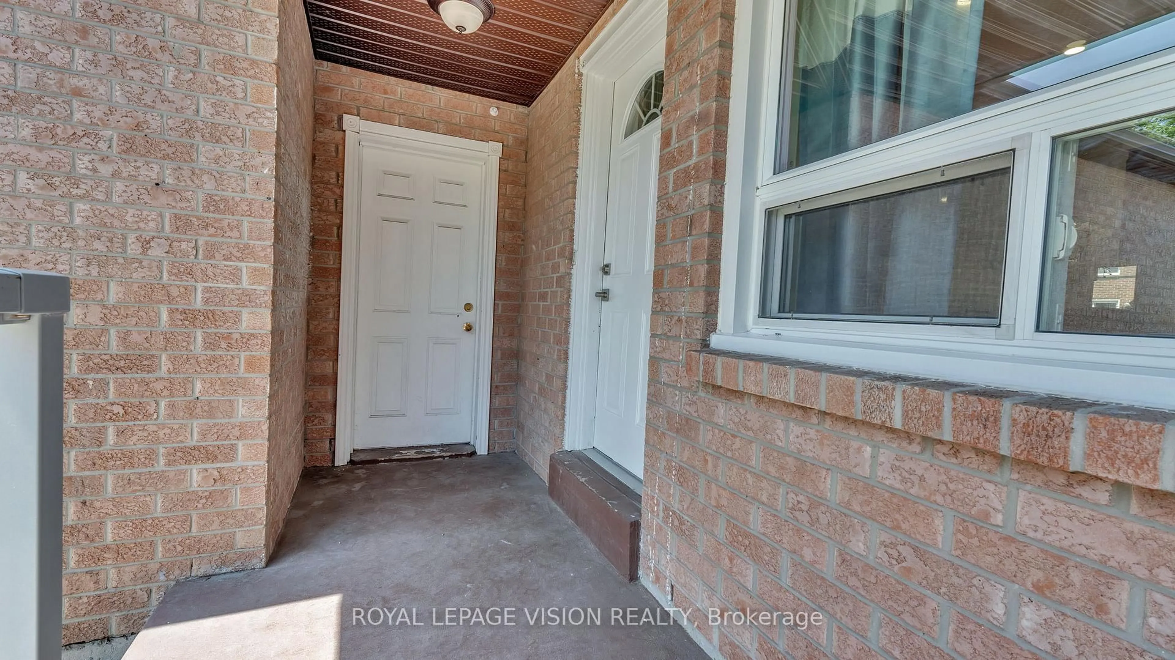 Indoor entryway for 26 Ravenscroft Rd, Ajax Ontario L1T 1V6