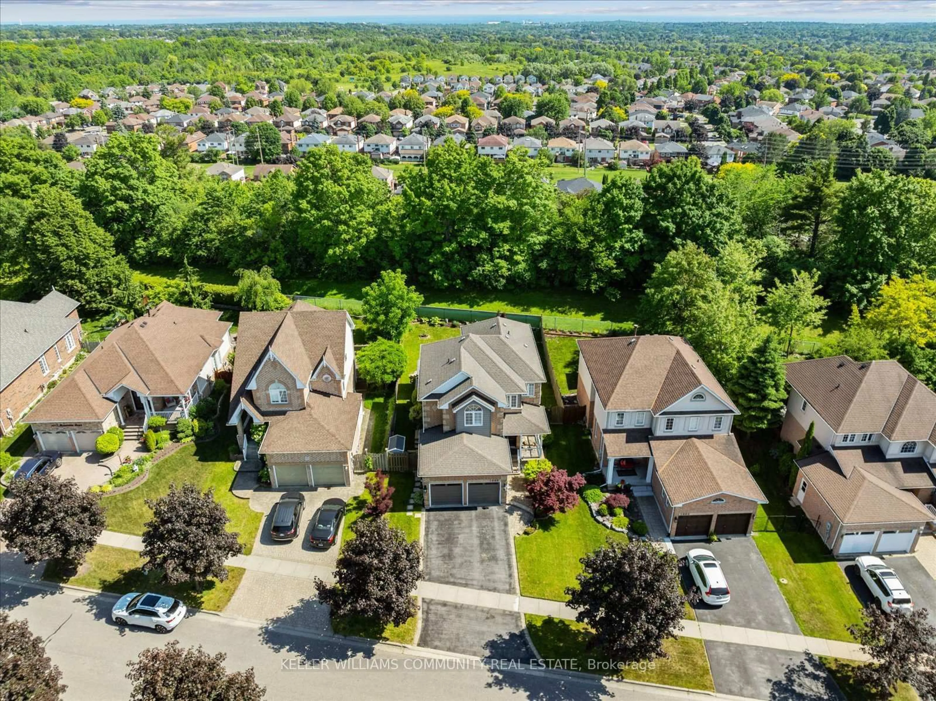 A pic from outside/outdoor area/front of a property/back of a property/a pic from drone, street for 1009 Mountview Crt, Oshawa Ontario L1K 2M1