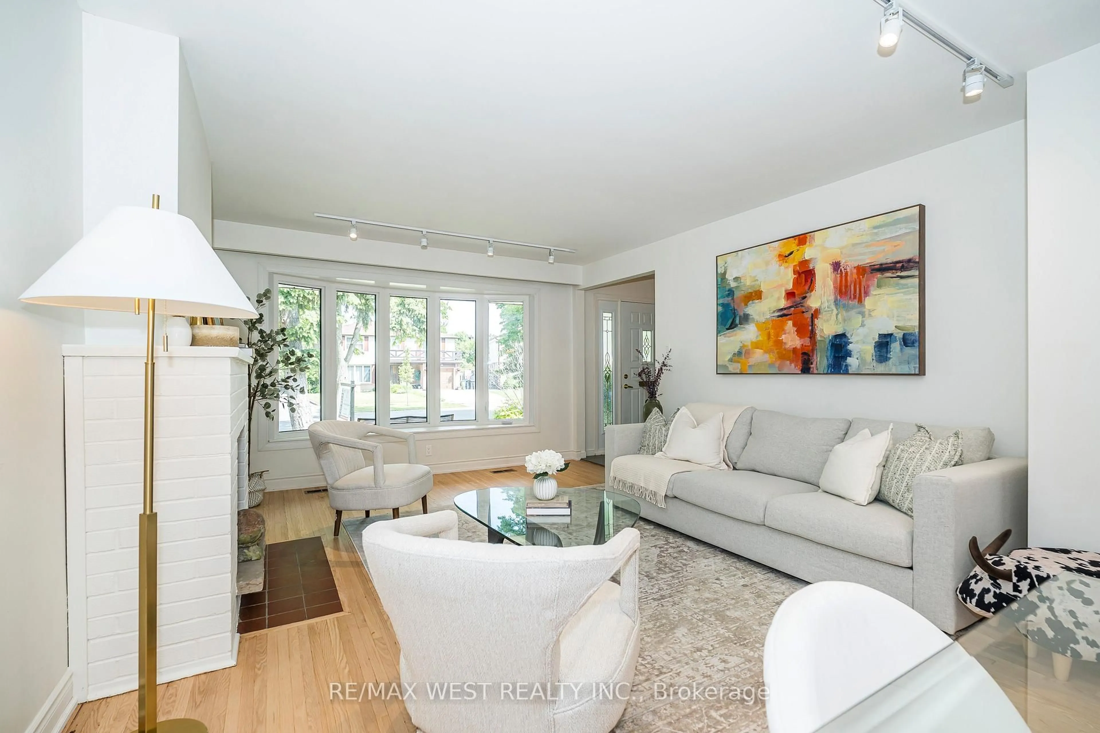 Living room with furniture, wood/laminate floor for 57 Bledlow Manor Dr, Toronto Ontario M1E 1B1