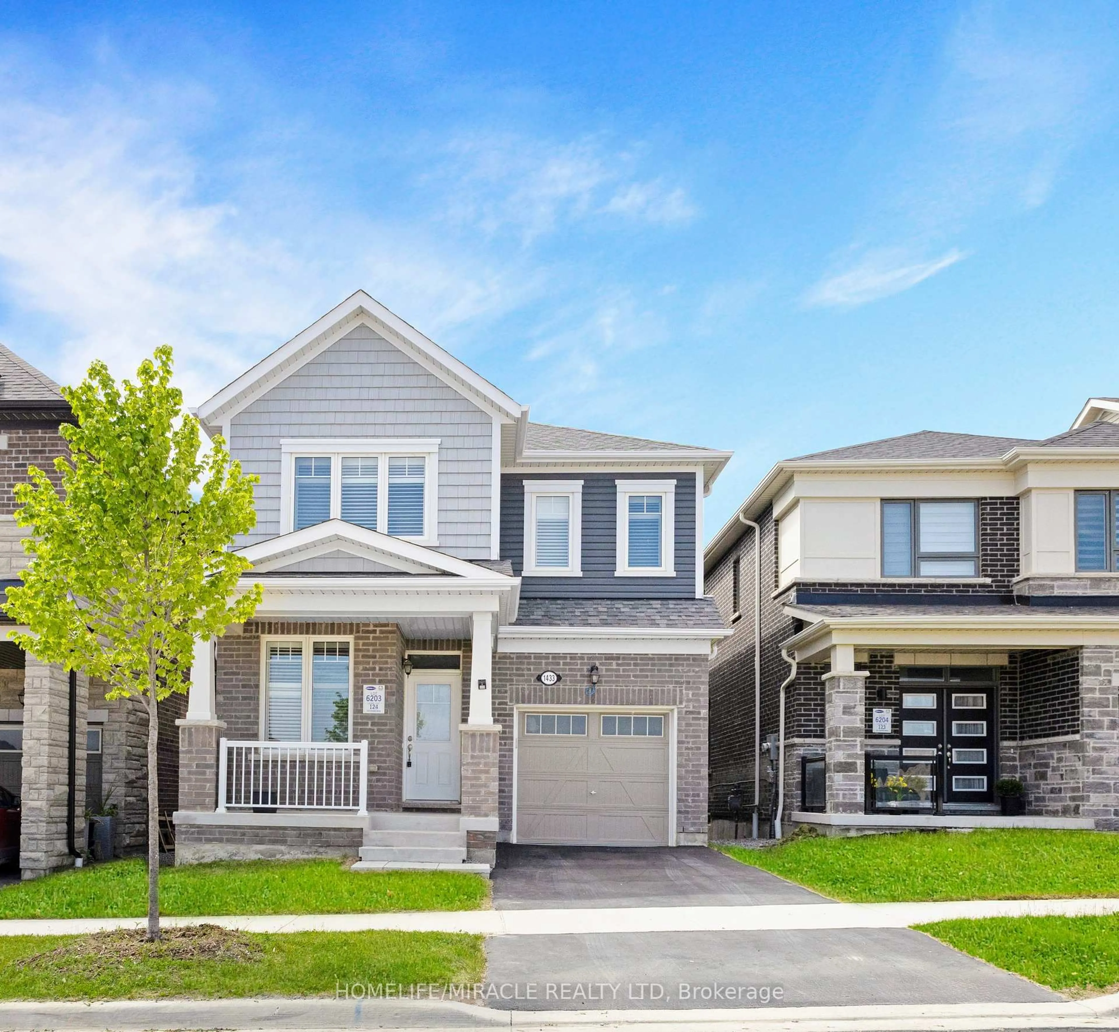 Home with vinyl exterior material, street for 1433 Kerrydale Ave, Pickering Ontario L1X 0M9