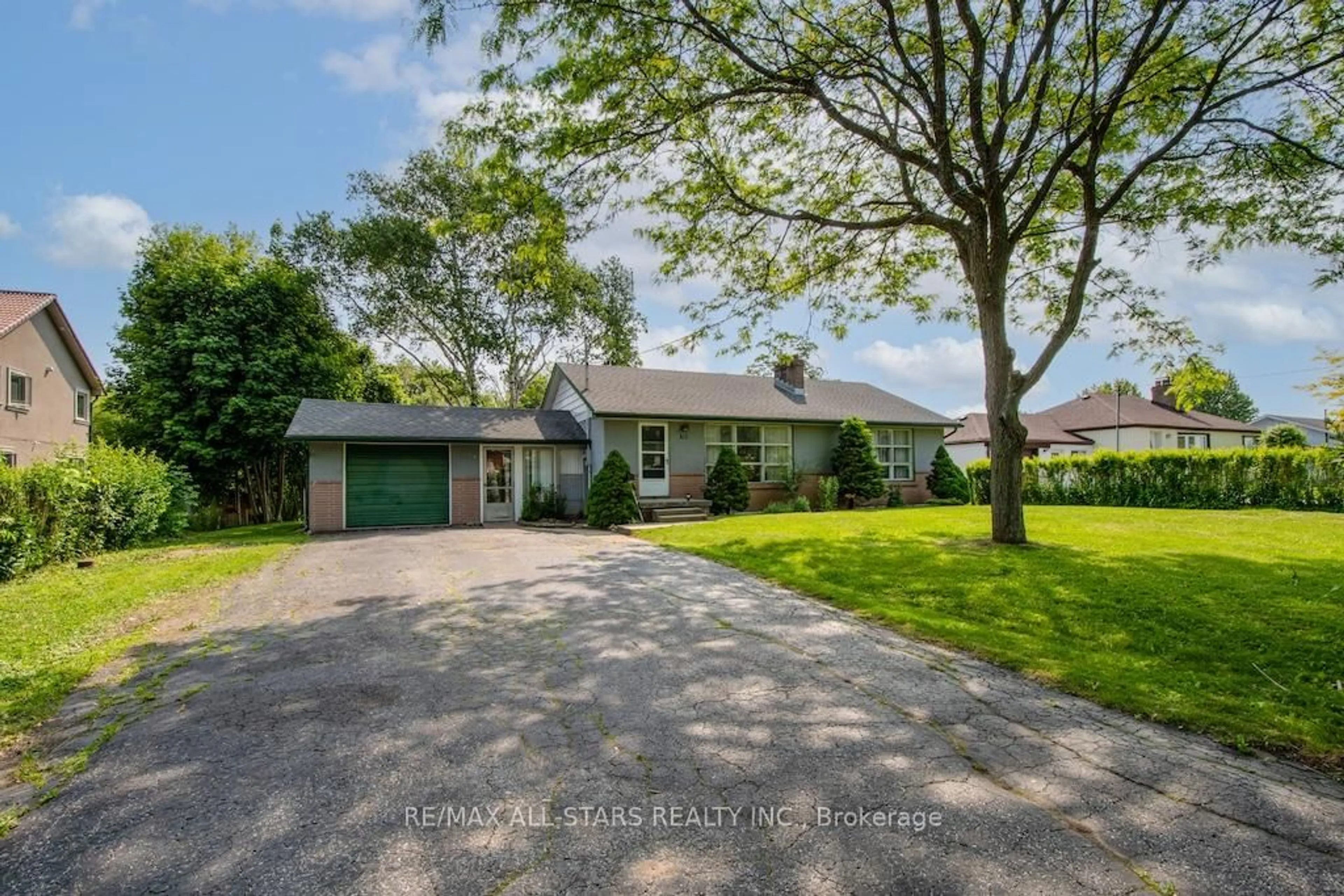 A pic from outside/outdoor area/front of a property/back of a property/a pic from drone, street for 59 Queens Rd, Whitby Ontario L1P 1K4
