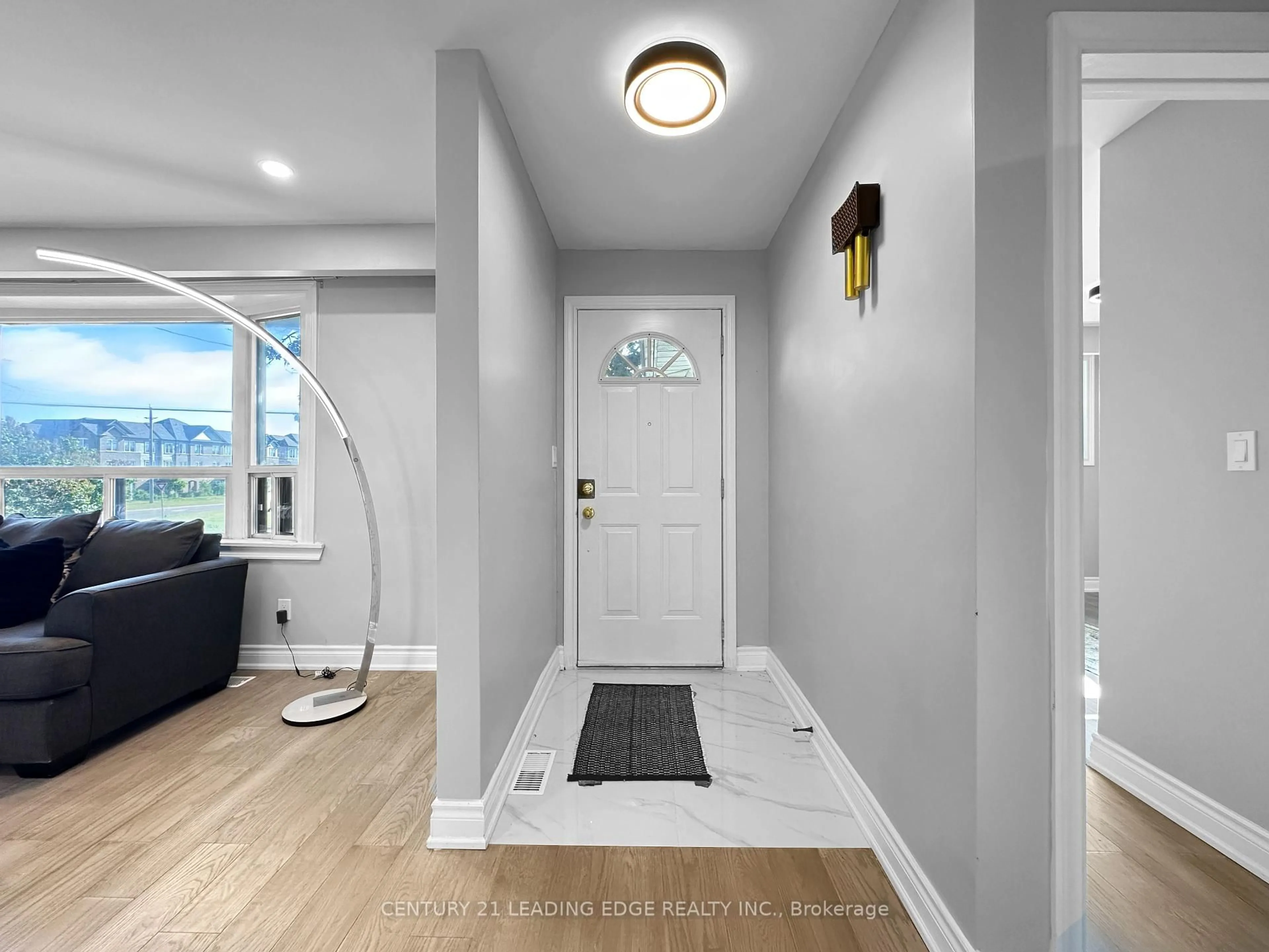 Indoor entryway for 1363 Park Rd, Oshawa Ontario L1J 4K3