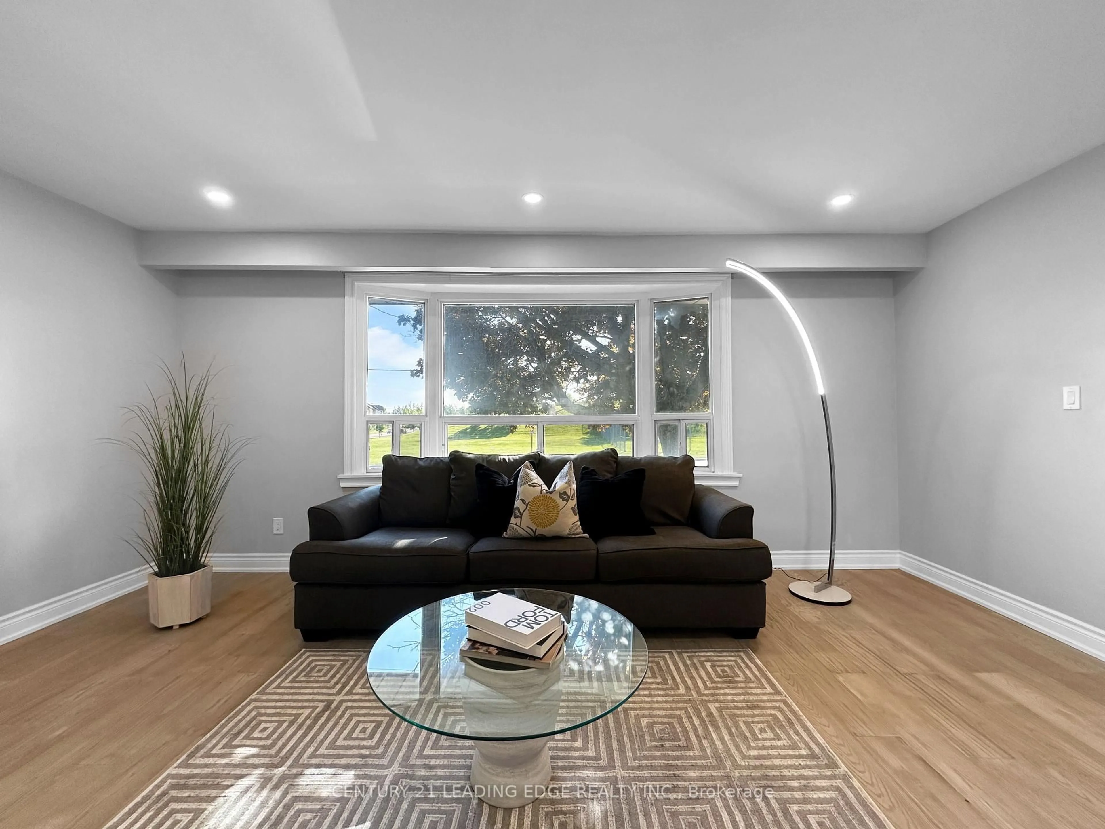 Living room with furniture, unknown for 1363 Park Rd, Oshawa Ontario L1J 4K3