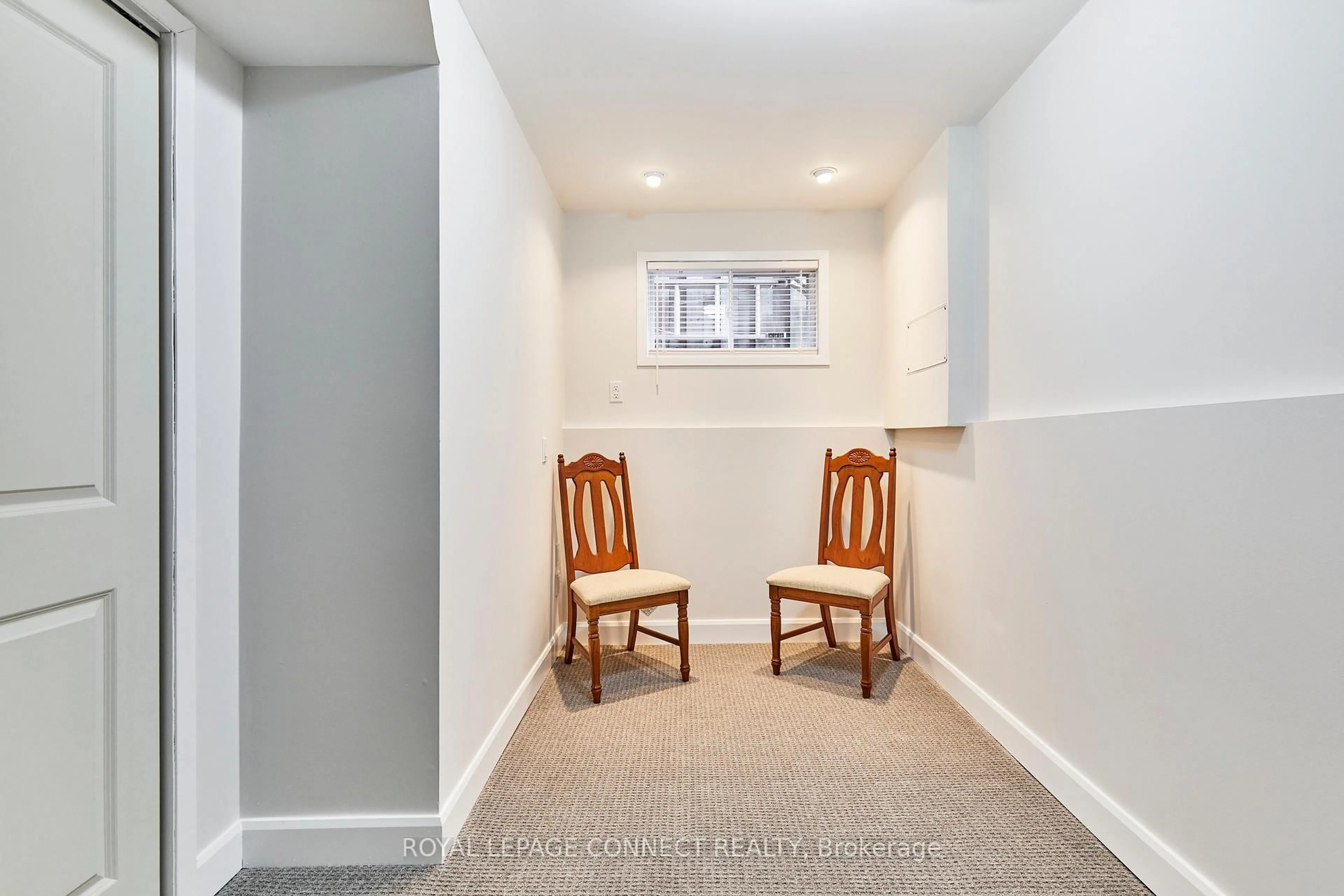 Indoor entryway for 1583 Alwin Circ, Pickering Ontario L1V 2W1