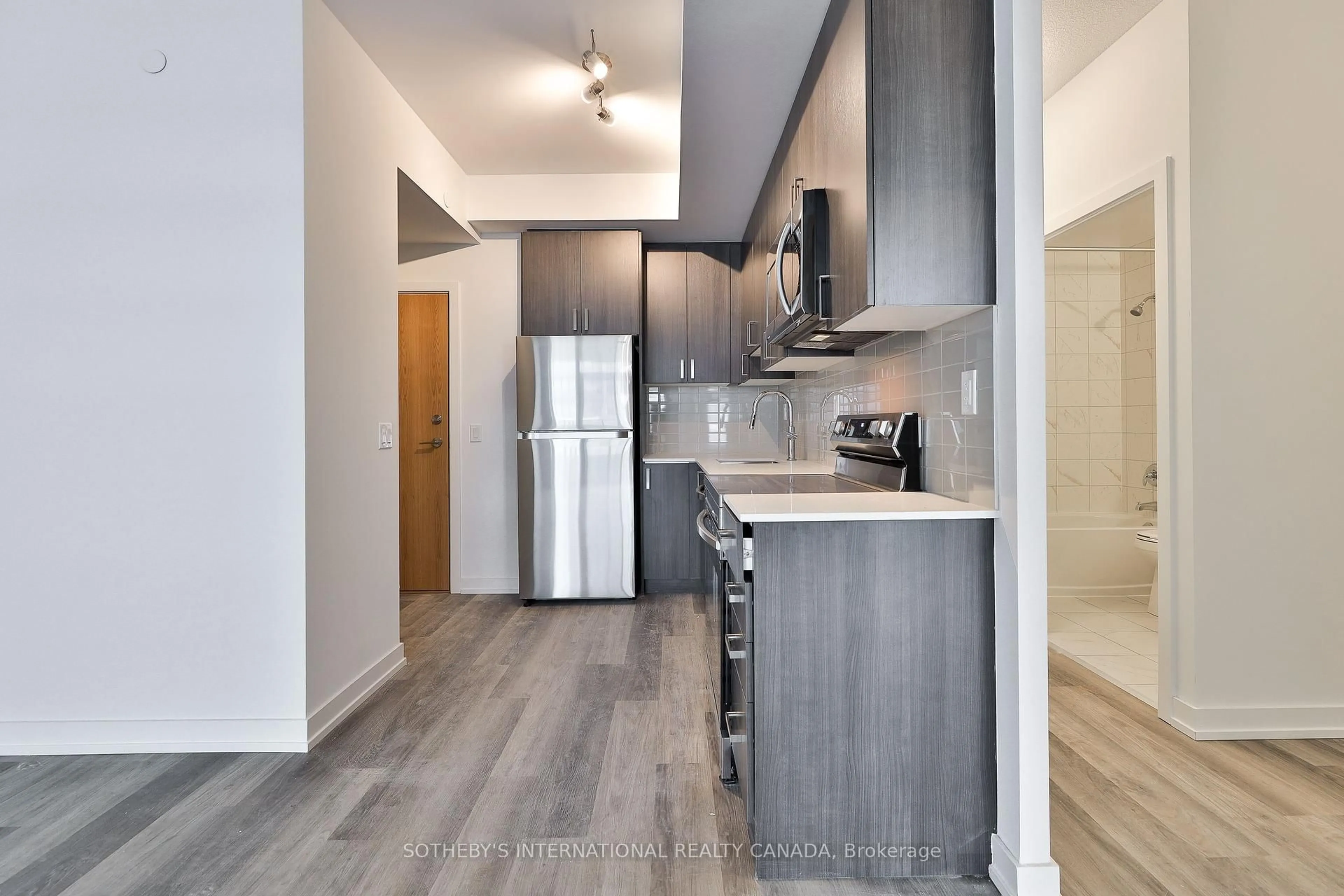 Standard kitchen, wood/laminate floor for 1435 Celebration Dr #2405, Pickering Ontario L1W 0C4