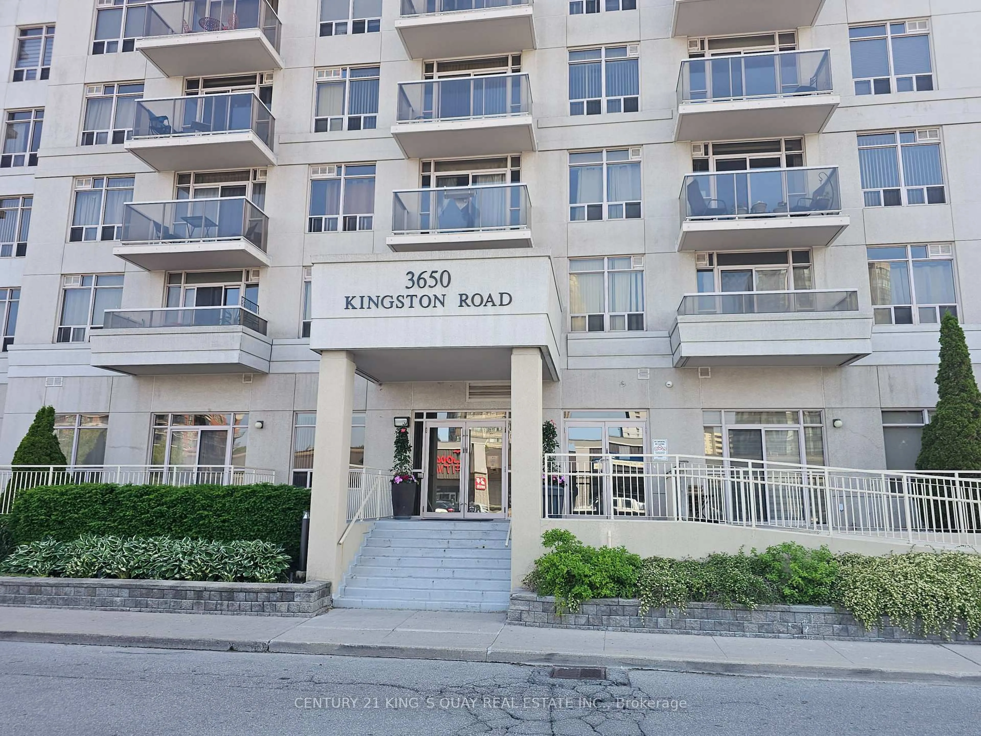 Indoor foyer for 3650 Kingston Rd #826, Toronto Ontario M1M 3X9
