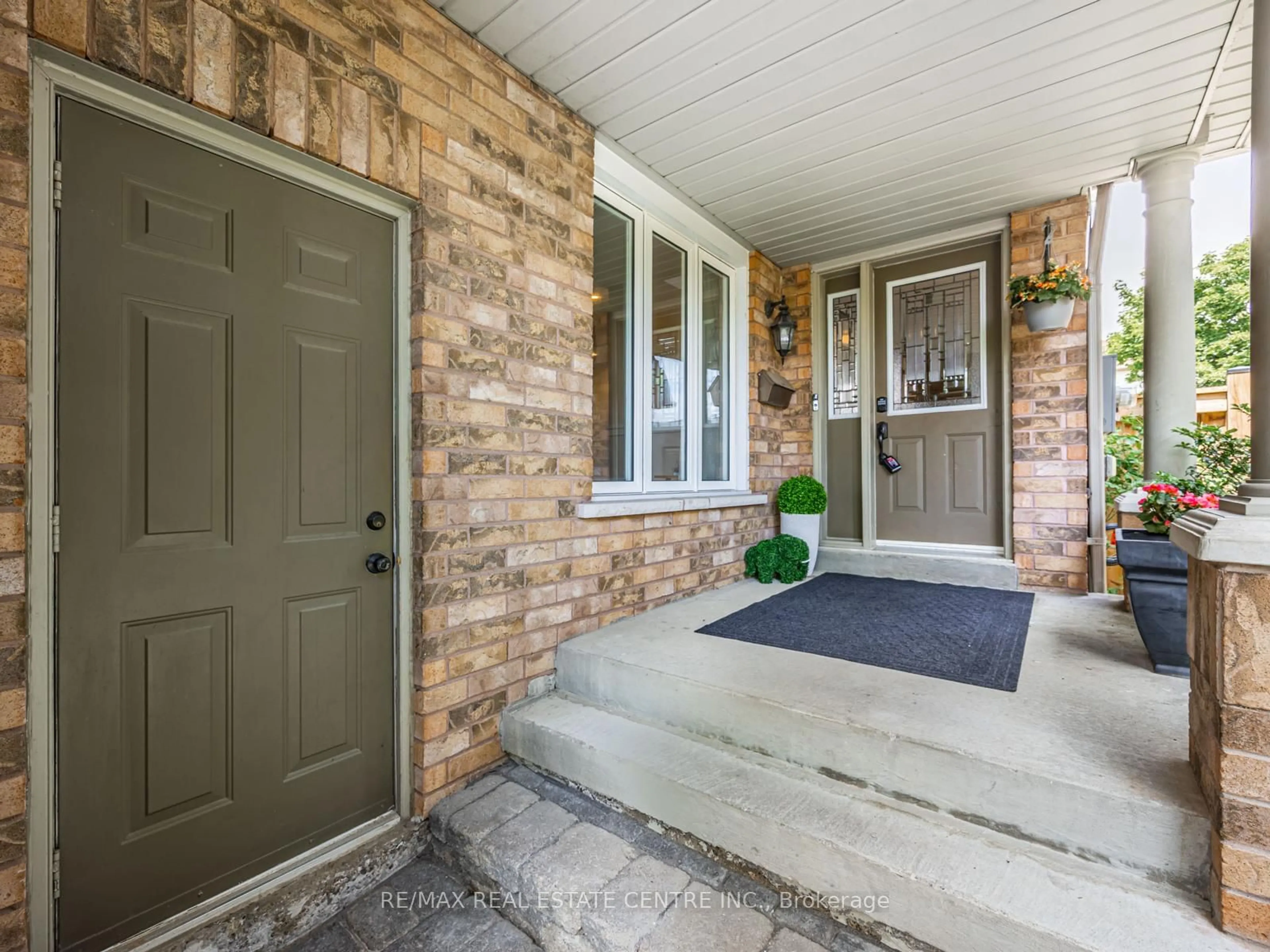 Indoor entryway for 14 Constance Dr, Whitby Ontario L1P 1N3