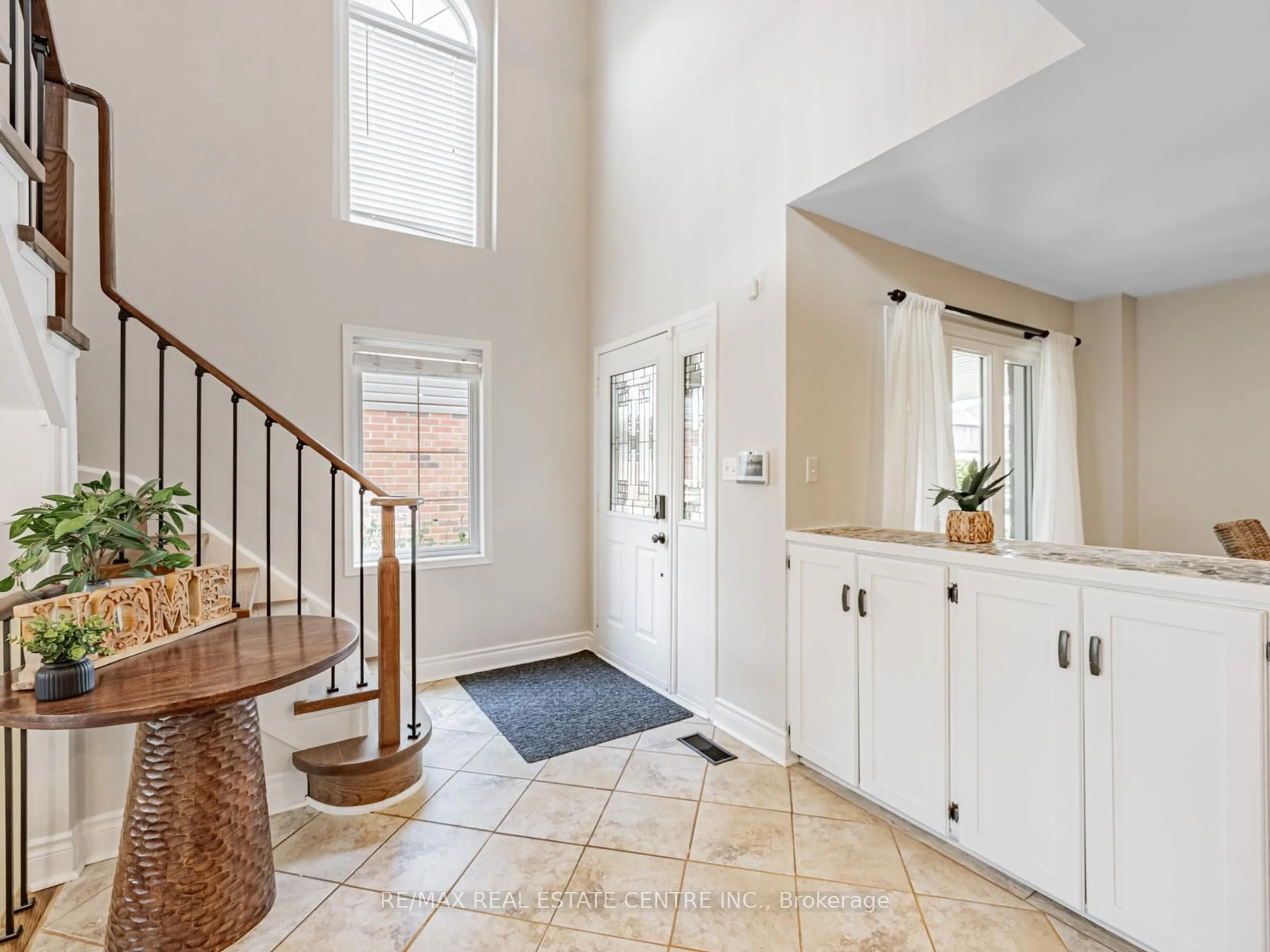 Indoor entryway for 14 Constance Dr, Whitby Ontario L1P 1N3