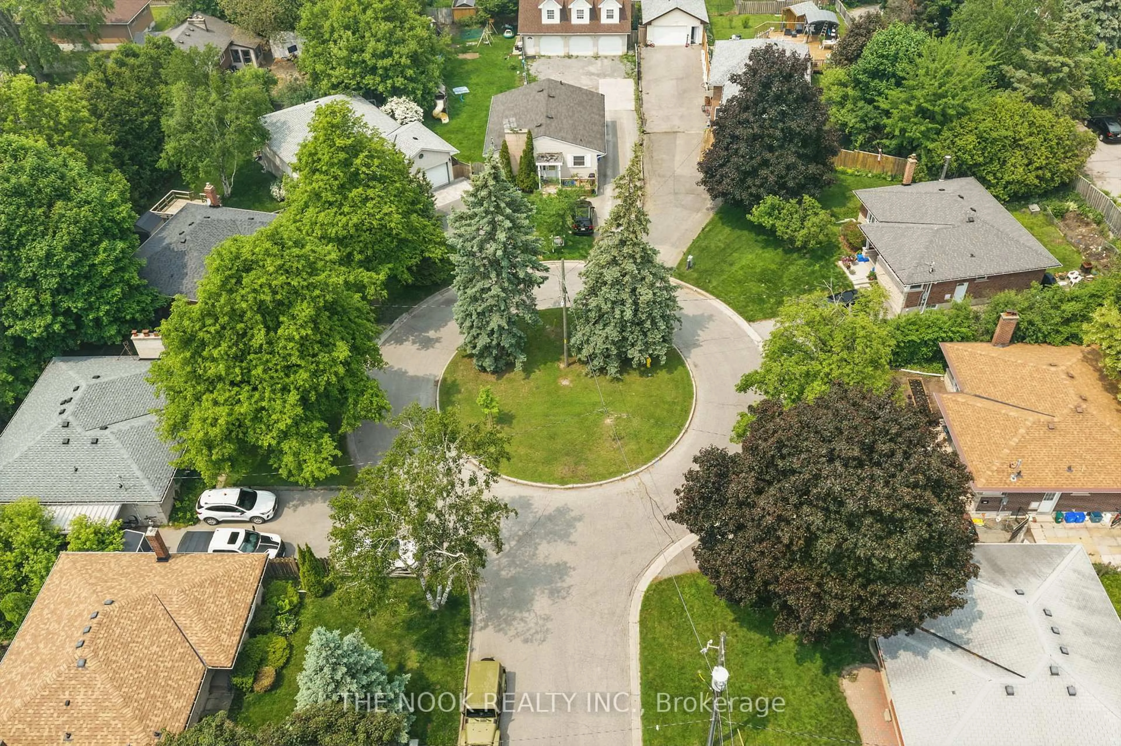 A pic from outside/outdoor area/front of a property/back of a property/a pic from drone, street for 298 Dover St, Oshawa Ontario L1G 6G6