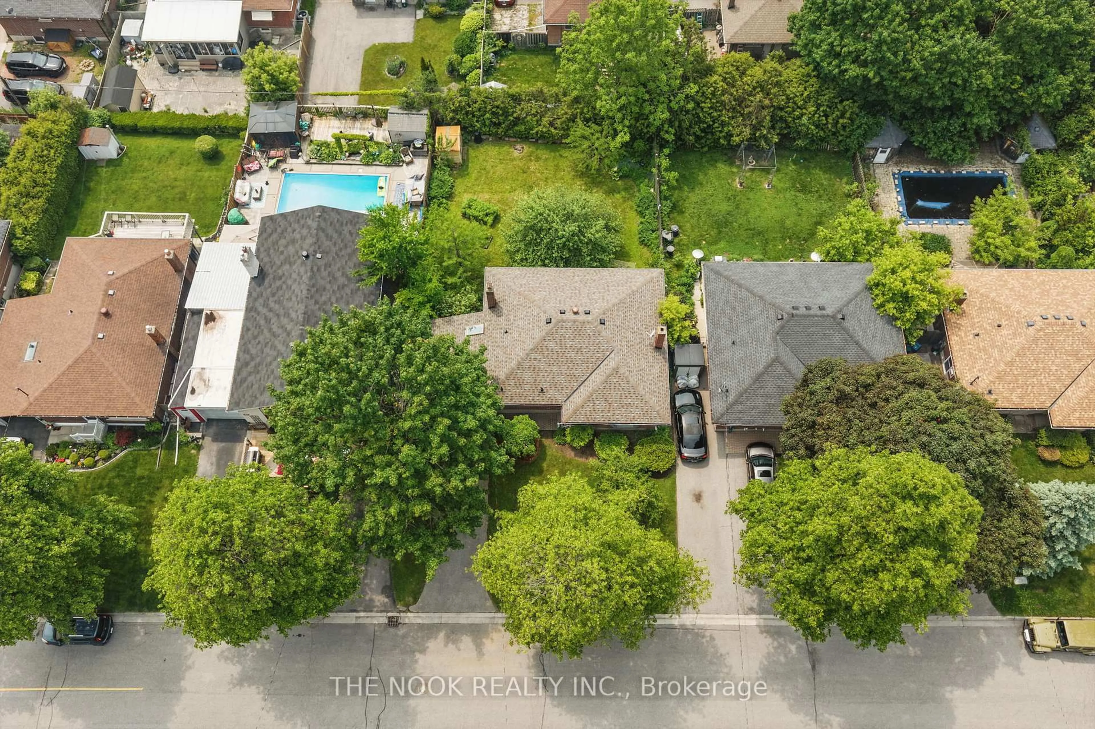 A pic from outside/outdoor area/front of a property/back of a property/a pic from drone, street for 298 Dover St, Oshawa Ontario L1G 6G6