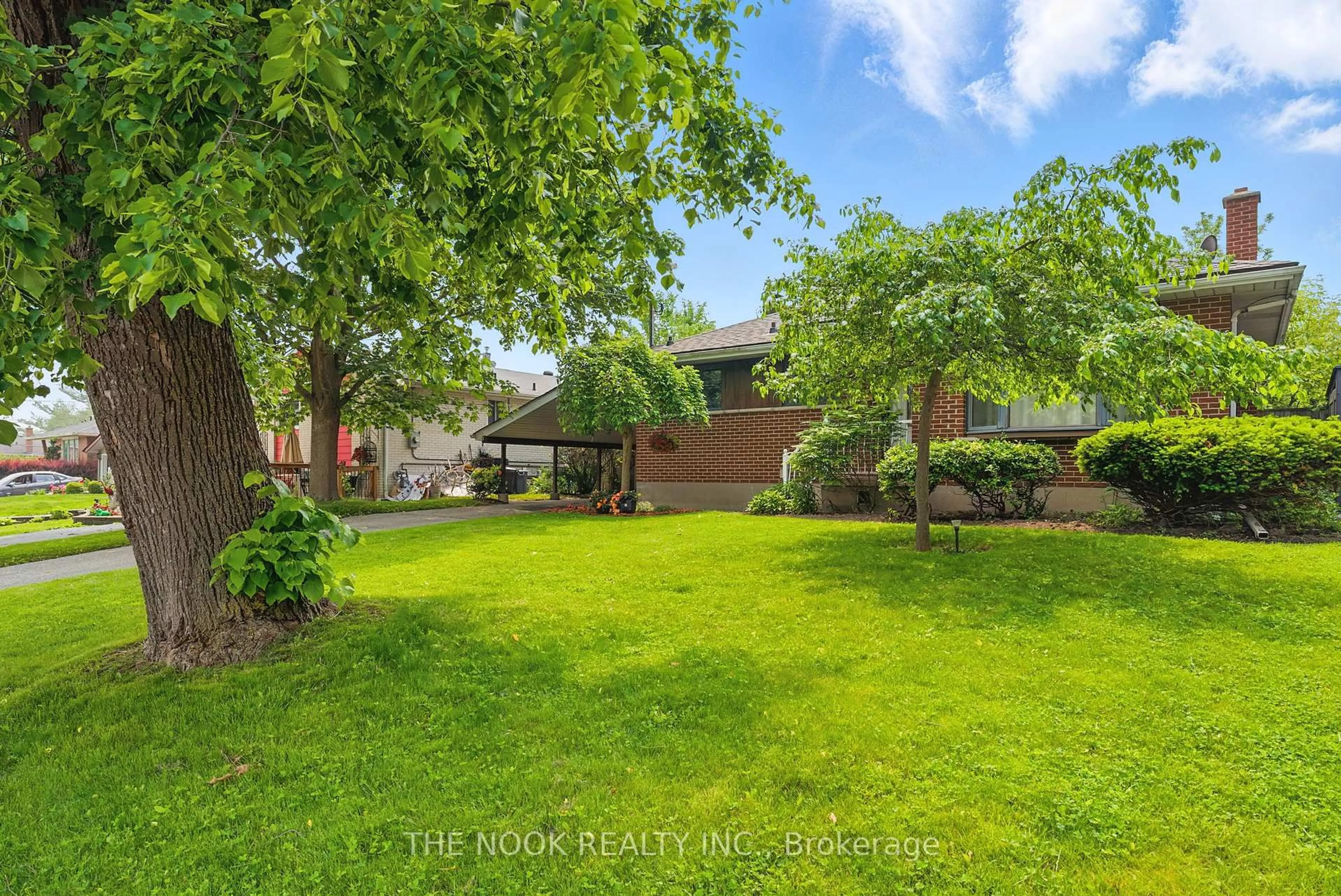 A pic from outside/outdoor area/front of a property/back of a property/a pic from drone, street for 298 Dover St, Oshawa Ontario L1G 6G6