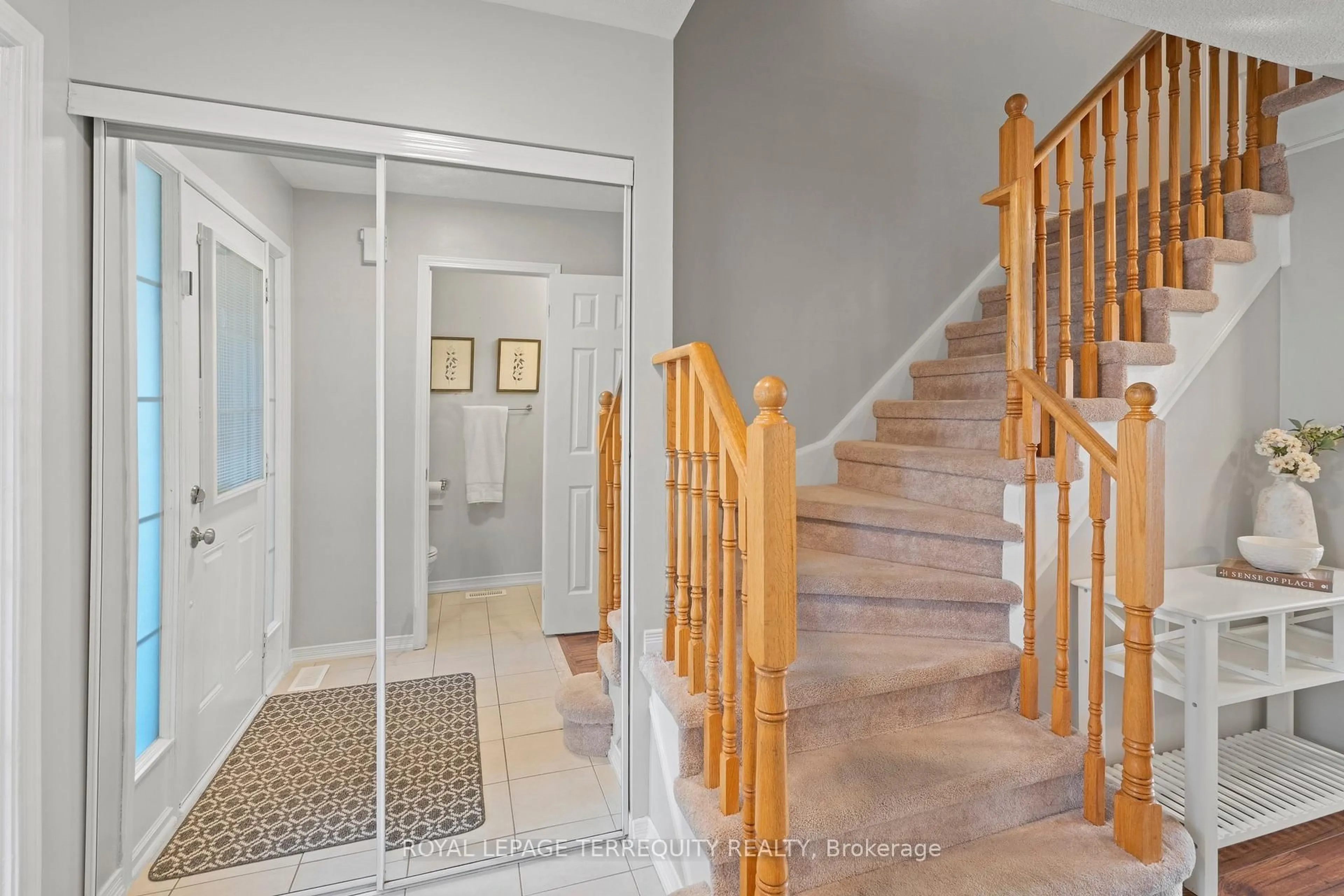 Indoor foyer for 164 Swindells St, Clarington Ontario L1C 0E5