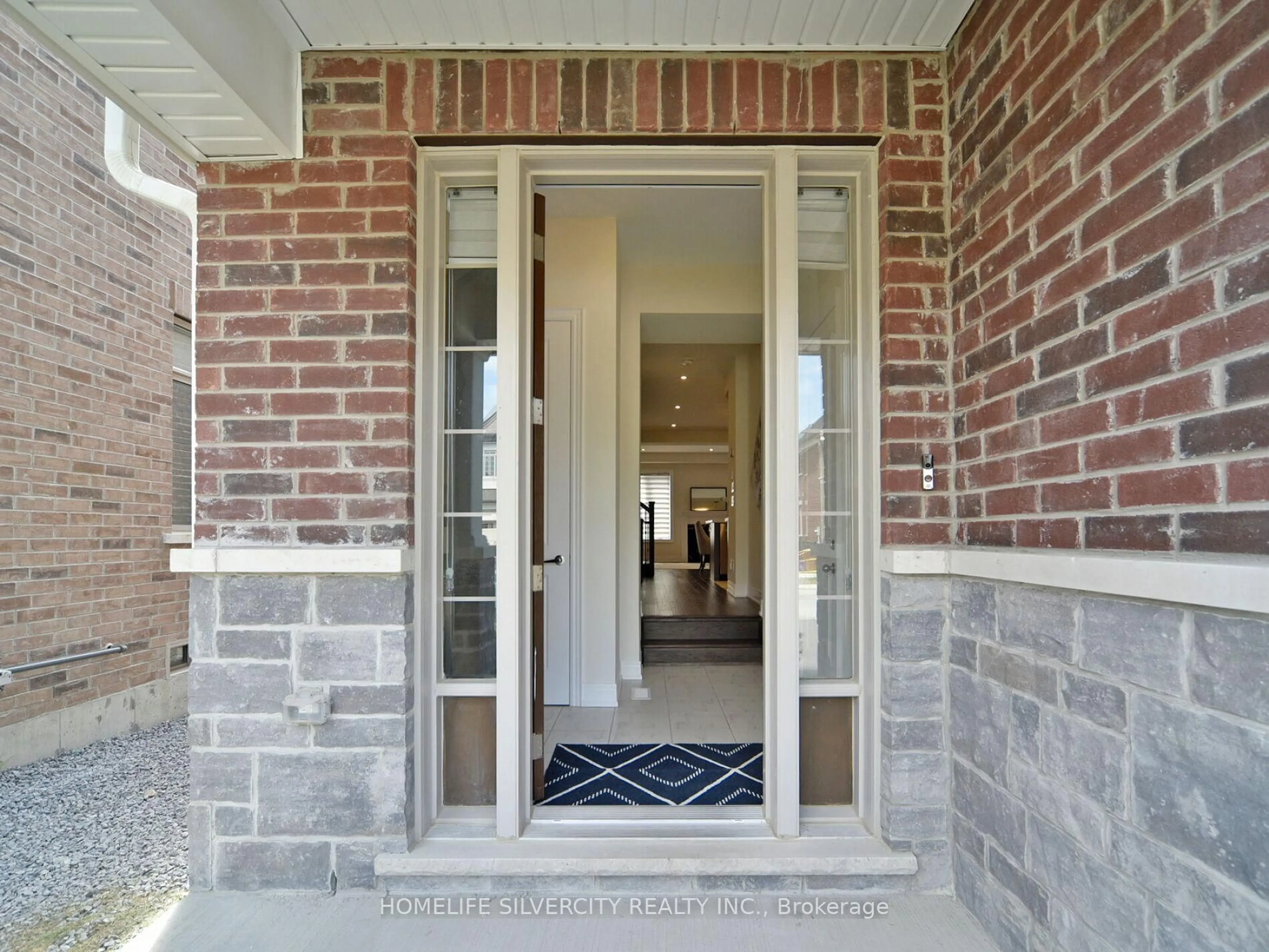 Indoor entryway for 92 Deer Ridge Cres, Whitby Ontario L1P 0P2
